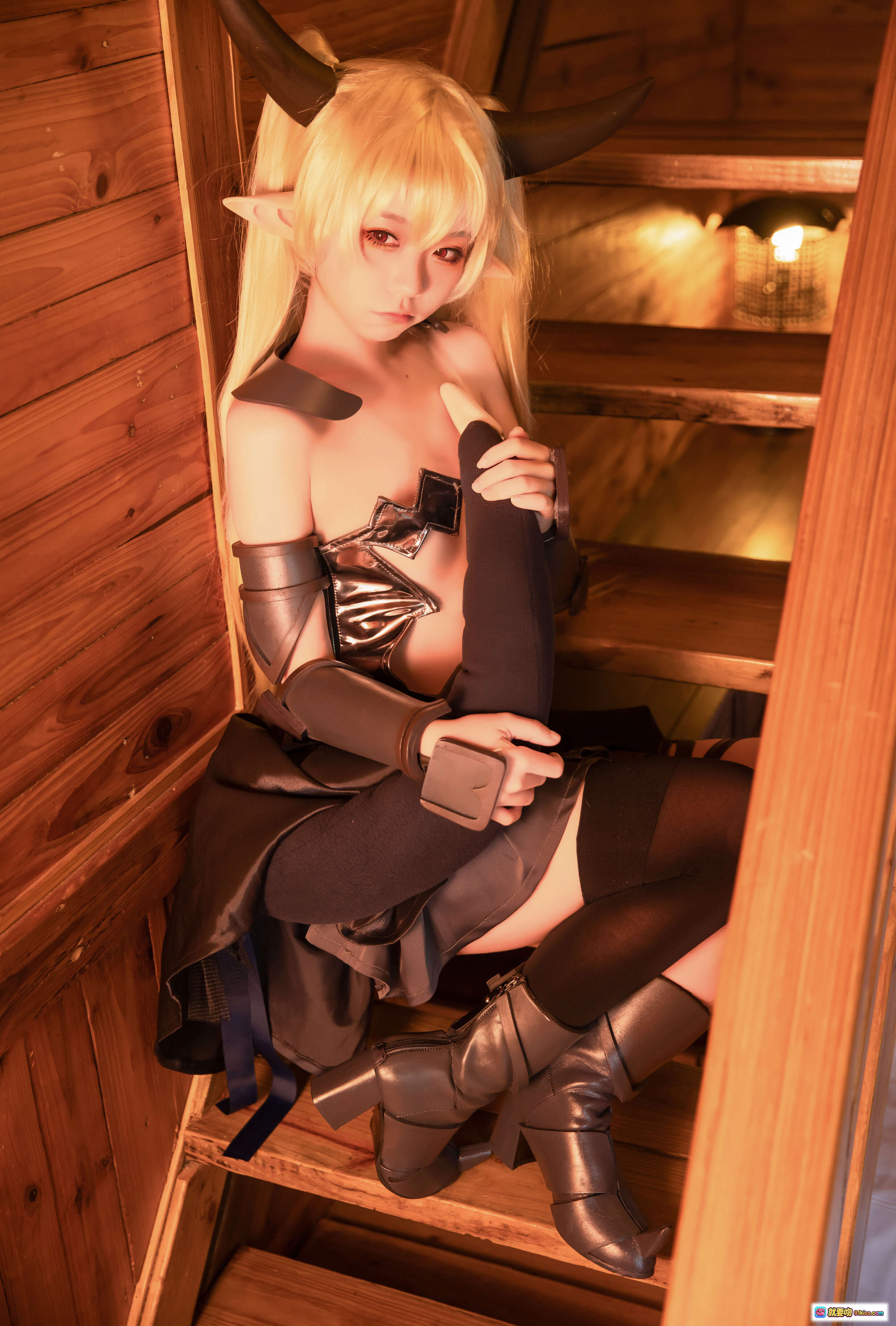 图片[8] - G44不会受伤 NO.053 库尔姆 Cosplay 金发牛角少女 黑色皮裙长靴 木质阁楼卧室写真 16P高清图集 - 就要吻