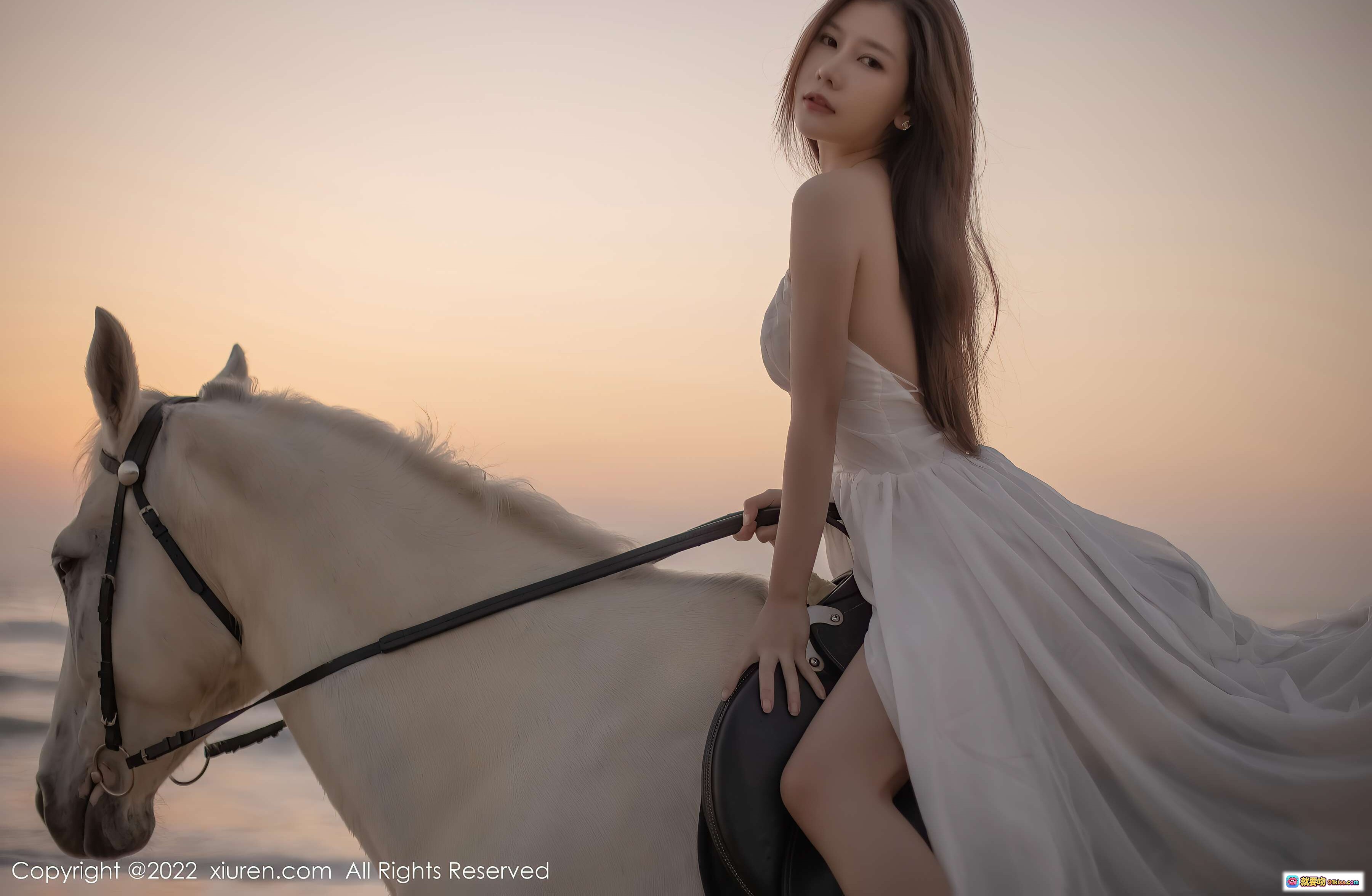 图片[1] - 尹甜甜三亚旅拍白裙骑白马夕阳美景写真 | XiuRen秀人网NO.4448高清人像摄影 - 就要吻