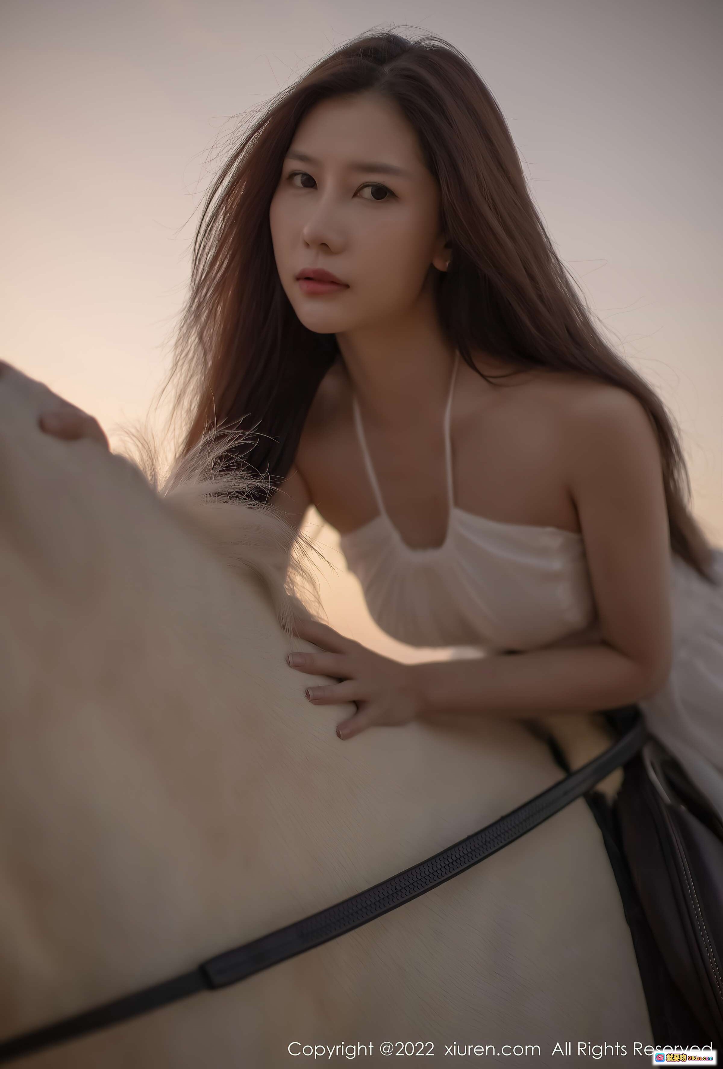 图片[2] - 尹甜甜三亚旅拍白裙骑白马夕阳美景写真 | XiuRen秀人网NO.4448高清人像摄影 - 就要吻
