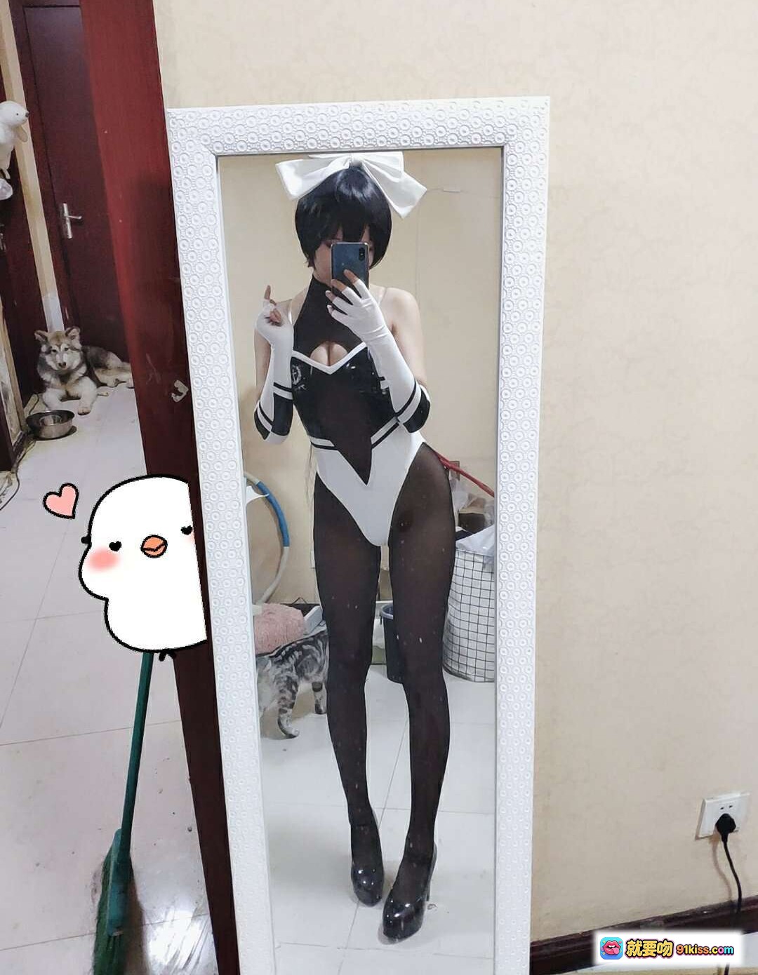 墨玉-M NO.003 高雄赛车 Cosplay 美女镜前自拍 黑白制服 白蝴蝶结 长手套 黑丝高跟 34P写真 - 就要吻