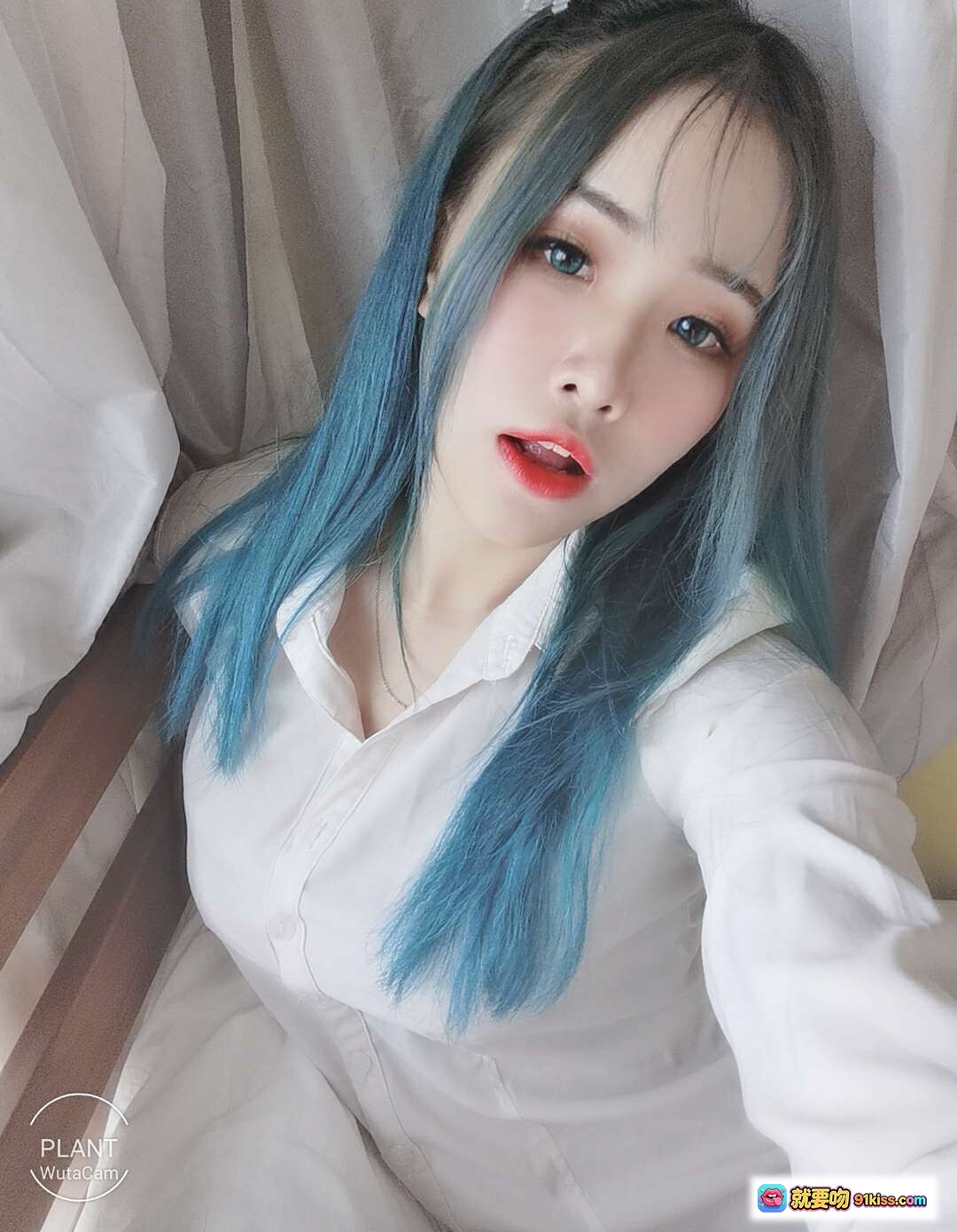 图片[1] - 花リリ(Plant Lily) NO.010 自拍写真集｜蓝发少女白衬衫清新风格30P高清美图 - 就要吻