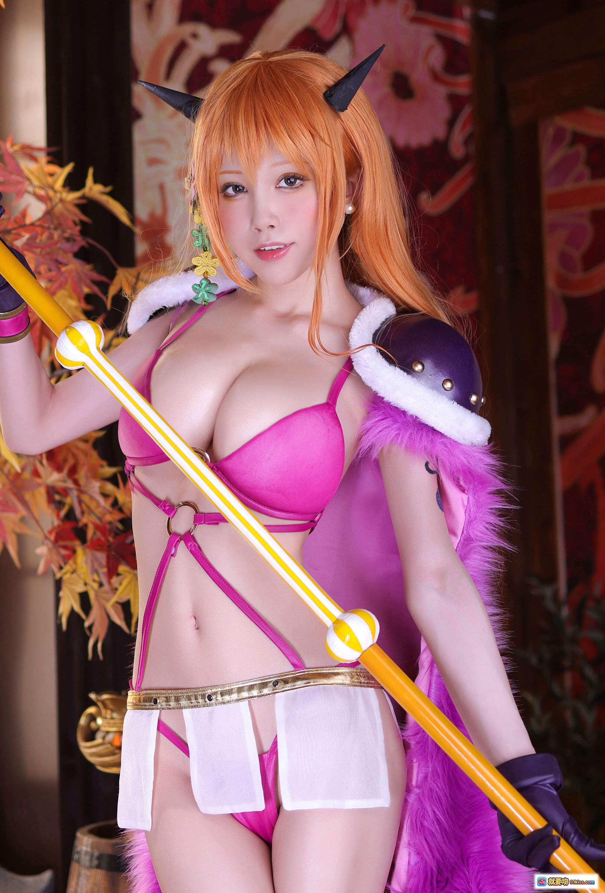 水淼aqua NO.102 海贼王娜美cosplay 粉色比基尼恶魔角紫毛披风持杖写真 122P高清图集 - 就要吻