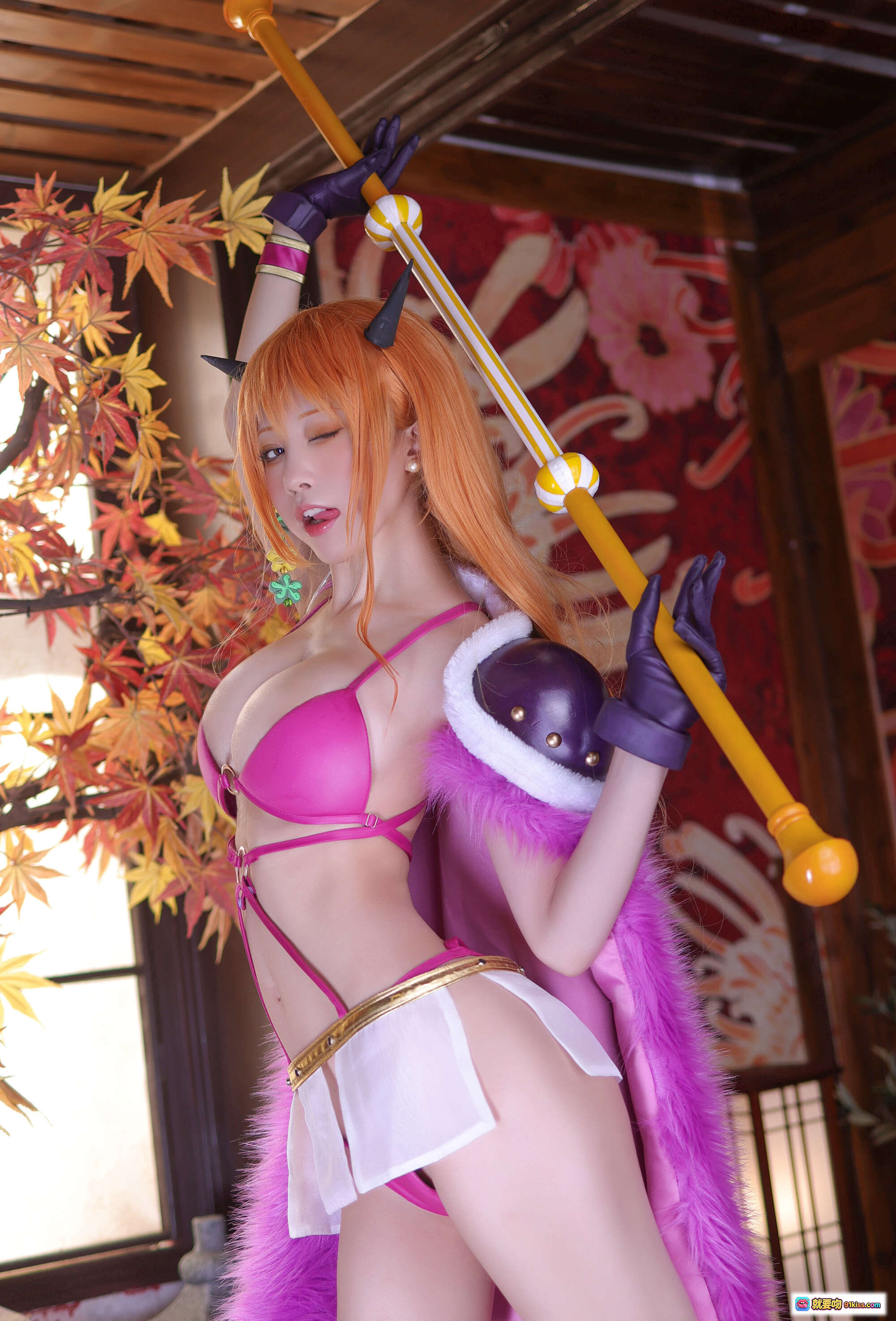 图片[4] - 水淼aqua NO.102 海贼王娜美cosplay 粉色比基尼恶魔角紫毛披风持杖写真 122P高清图集 - 就要吻