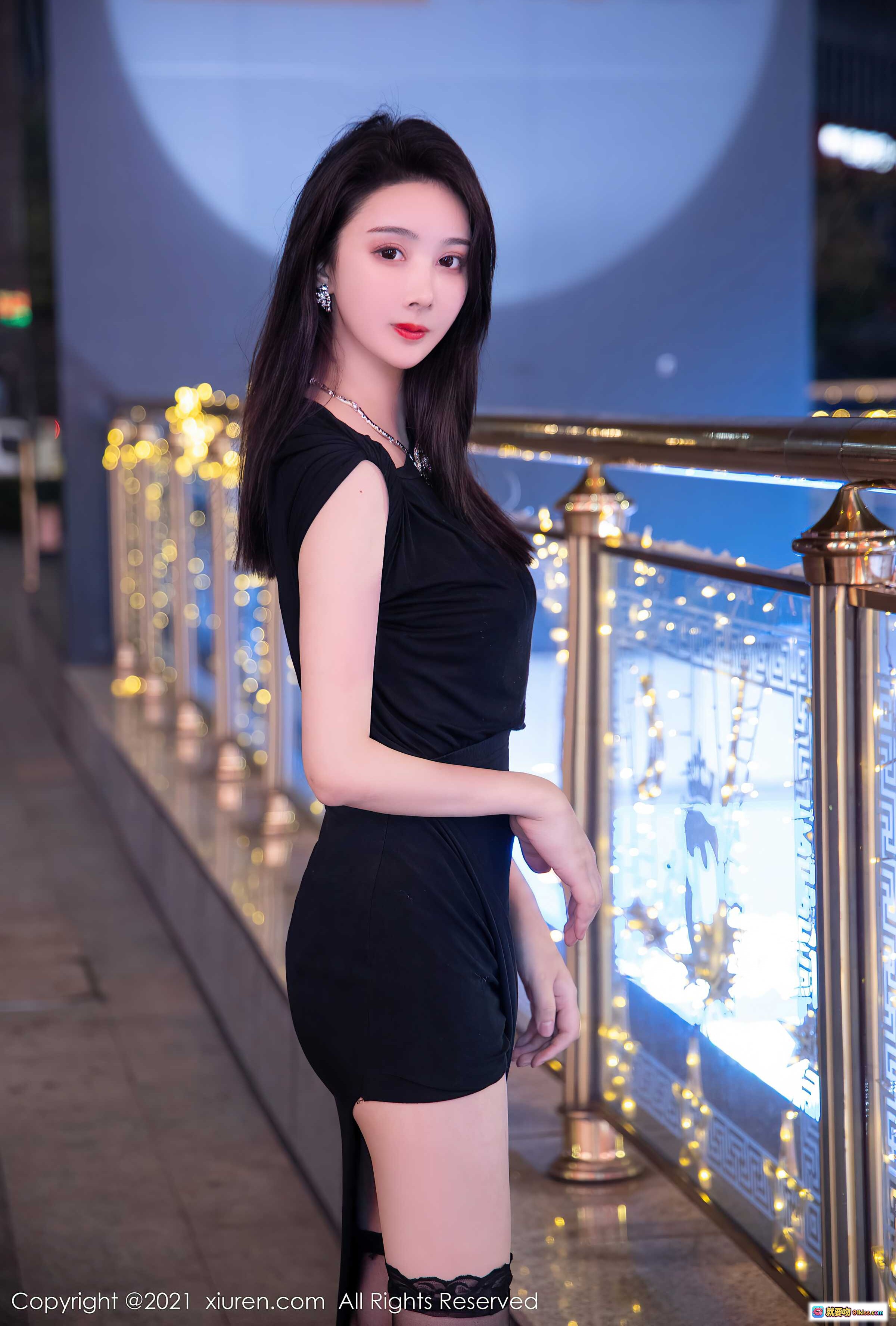 图片[2] - XiuRen秀人网2021.12.29 NO.4400 summer宝宝清纯美腿黑裙高跟丝袜夜景街拍写真 - 就要吻