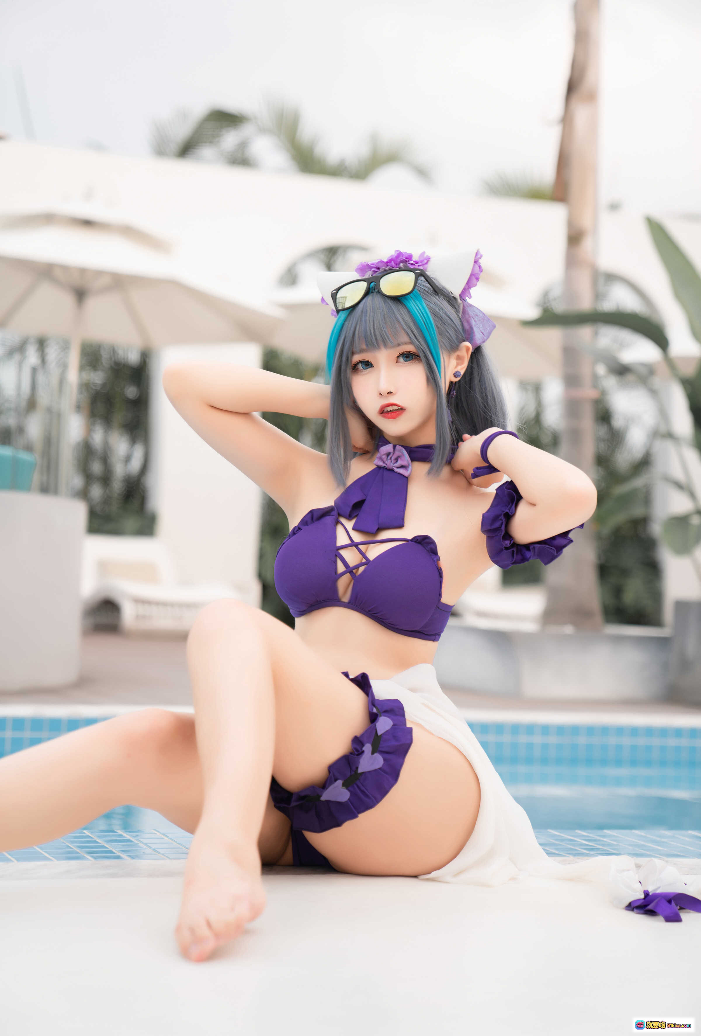 图片[1] - Momoko葵葵NO.021柴郡水着写真 | 紫色比基尼泳装Cosplay | 游泳池边性感坐姿 | 蓝灰双色发+墨镜装饰 | 40P高清美图 - 就要吻