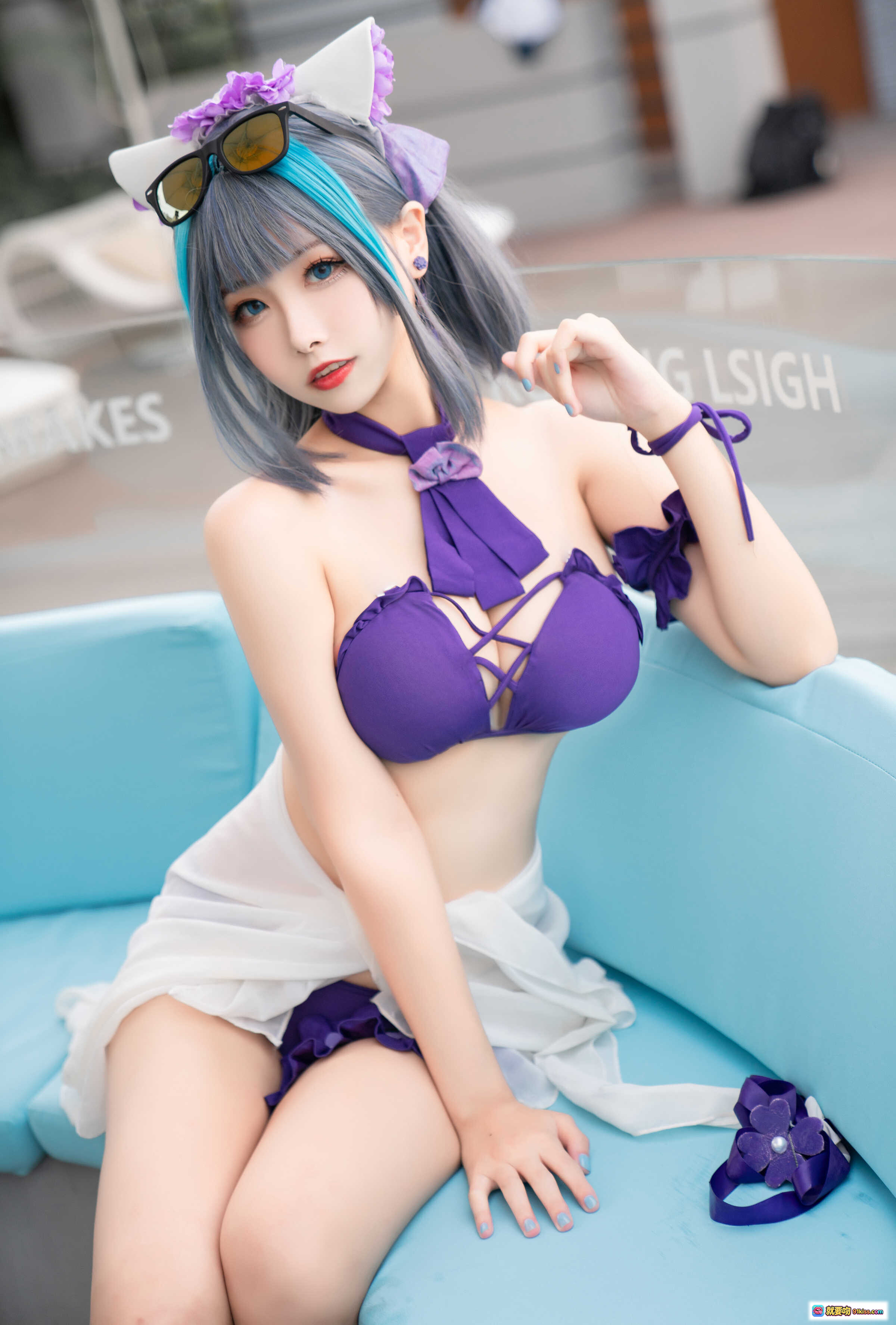 图片[10] - Momoko葵葵NO.021柴郡水着写真 | 紫色比基尼泳装Cosplay | 游泳池边性感坐姿 | 蓝灰双色发+墨镜装饰 | 40P高清美图 - 就要吻