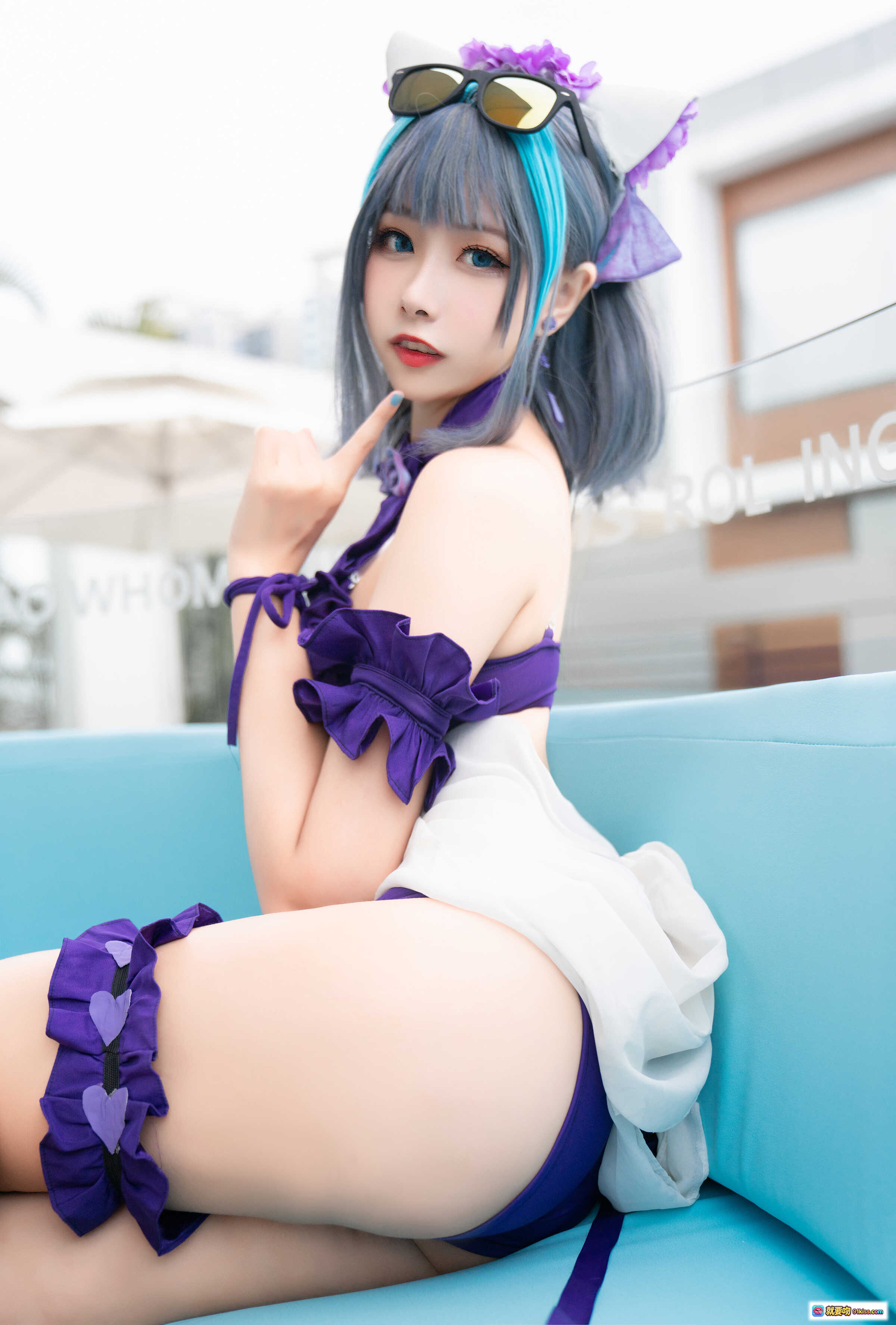 图片[7] - Momoko葵葵NO.021柴郡水着写真 | 紫色比基尼泳装Cosplay | 游泳池边性感坐姿 | 蓝灰双色发+墨镜装饰 | 40P高清美图 - 就要吻