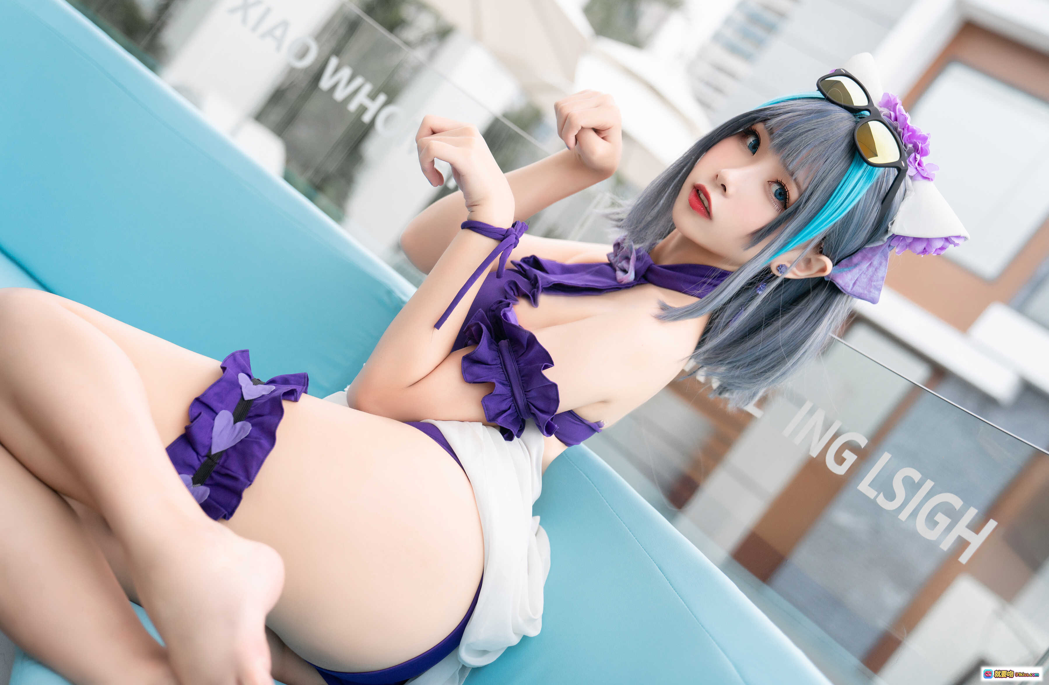 图片[8] - Momoko葵葵NO.021柴郡水着写真 | 紫色比基尼泳装Cosplay | 游泳池边性感坐姿 | 蓝灰双色发+墨镜装饰 | 40P高清美图 - 就要吻
