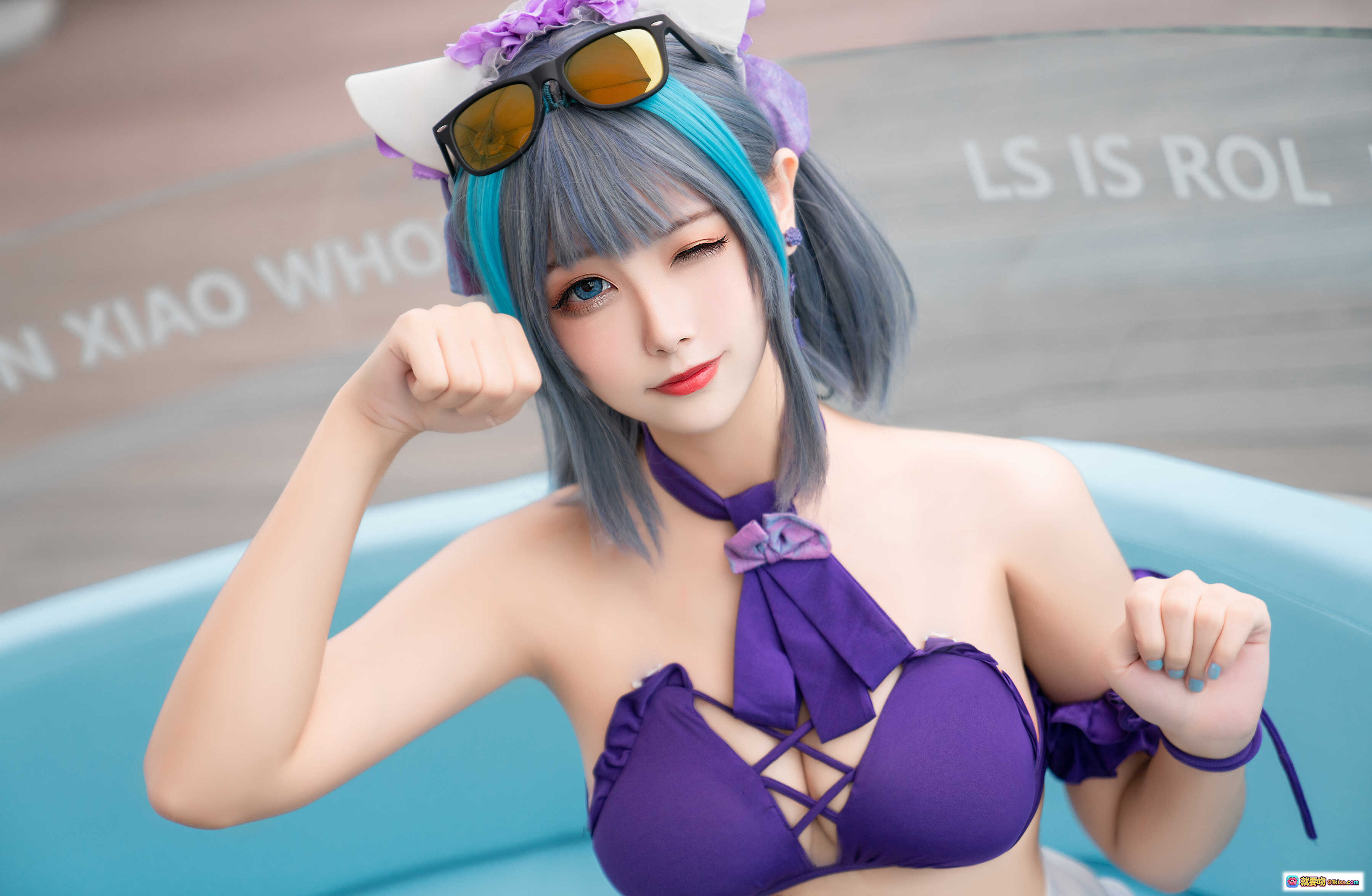 图片[9] - Momoko葵葵NO.021柴郡水着写真 | 紫色比基尼泳装Cosplay | 游泳池边性感坐姿 | 蓝灰双色发+墨镜装饰 | 40P高清美图 - 就要吻