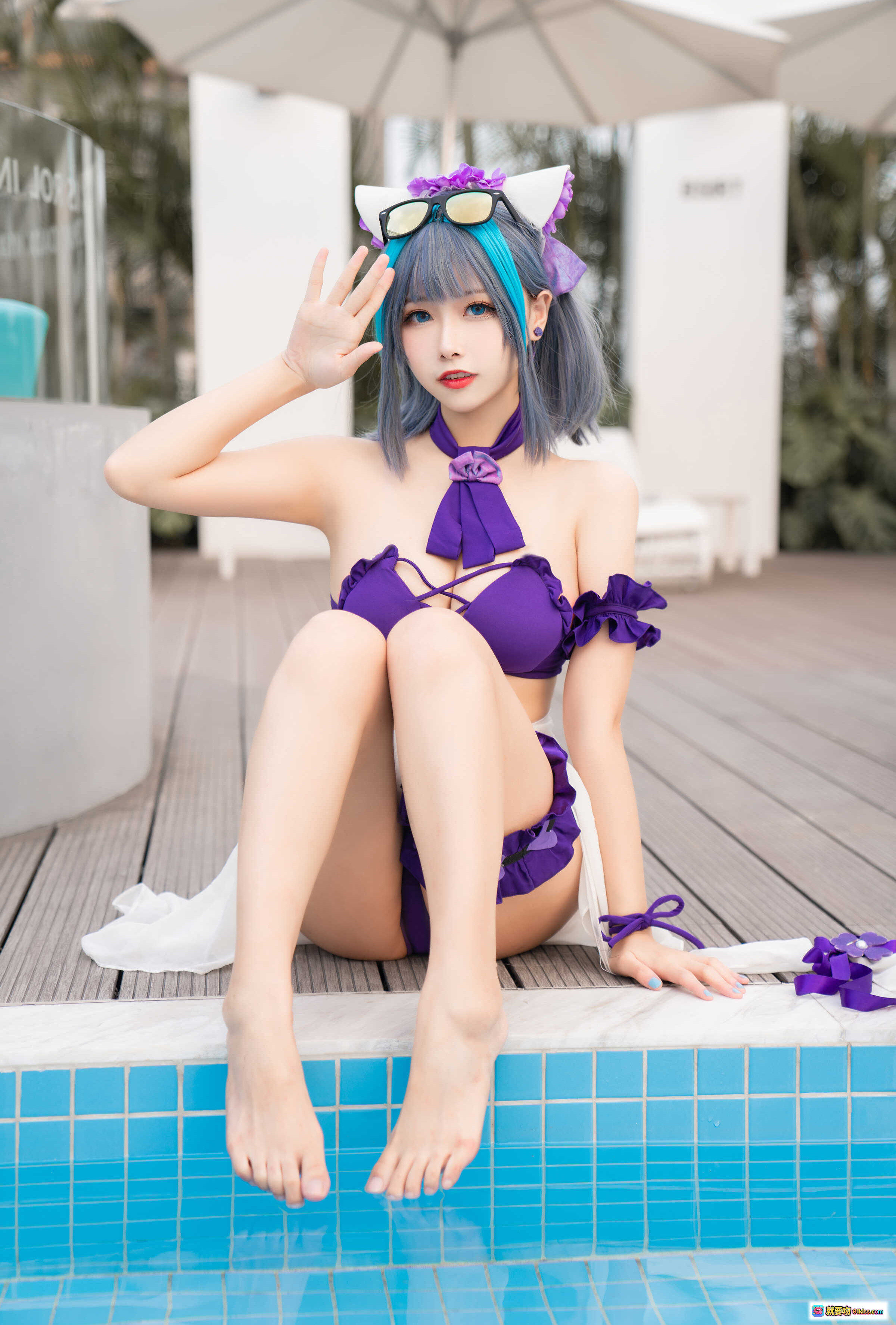 图片[4] - Momoko葵葵NO.021柴郡水着写真 | 紫色比基尼泳装Cosplay | 游泳池边性感坐姿 | 蓝灰双色发+墨镜装饰 | 40P高清美图 - 就要吻