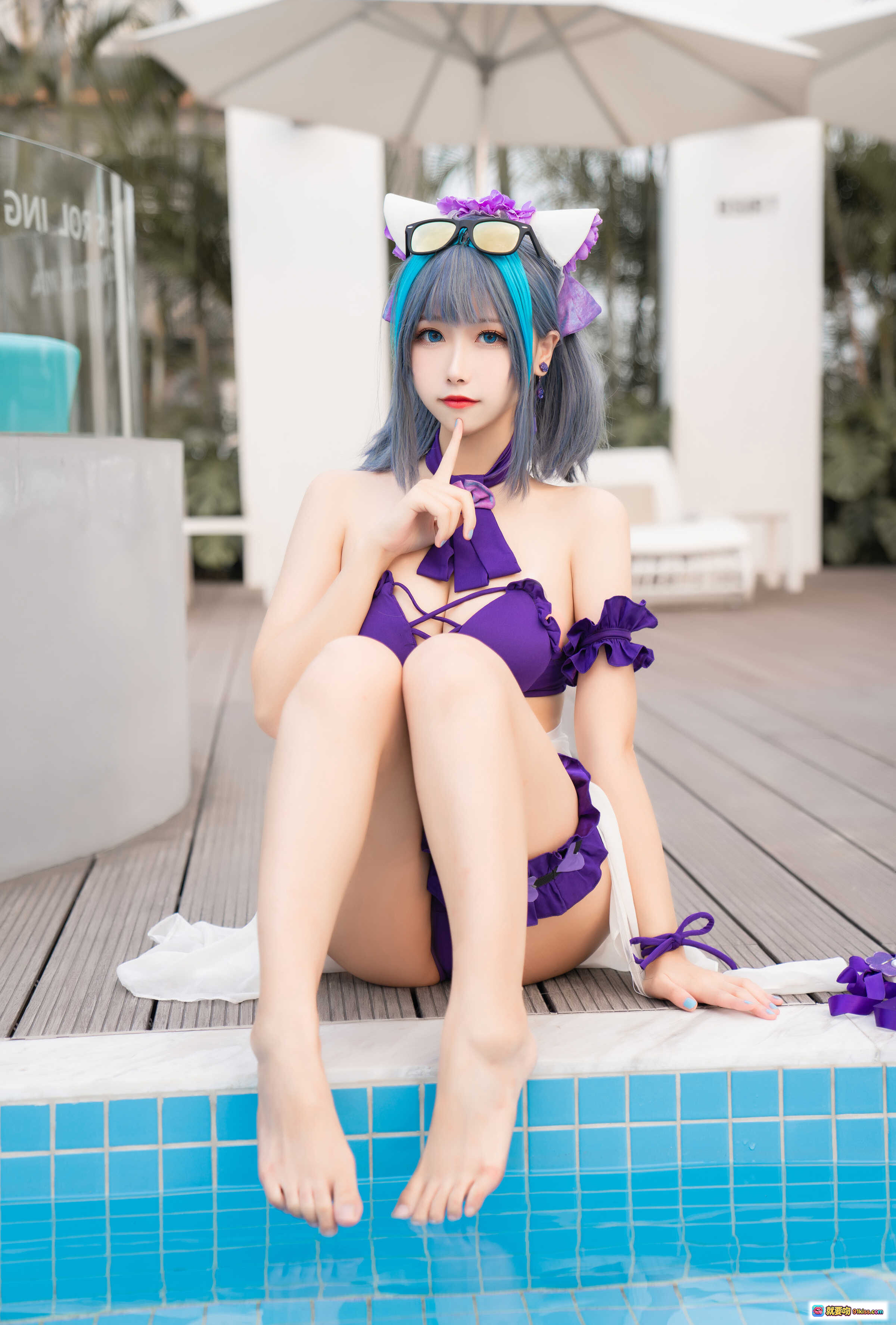 图片[3] - Momoko葵葵NO.021柴郡水着写真 | 紫色比基尼泳装Cosplay | 游泳池边性感坐姿 | 蓝灰双色发+墨镜装饰 | 40P高清美图 - 就要吻