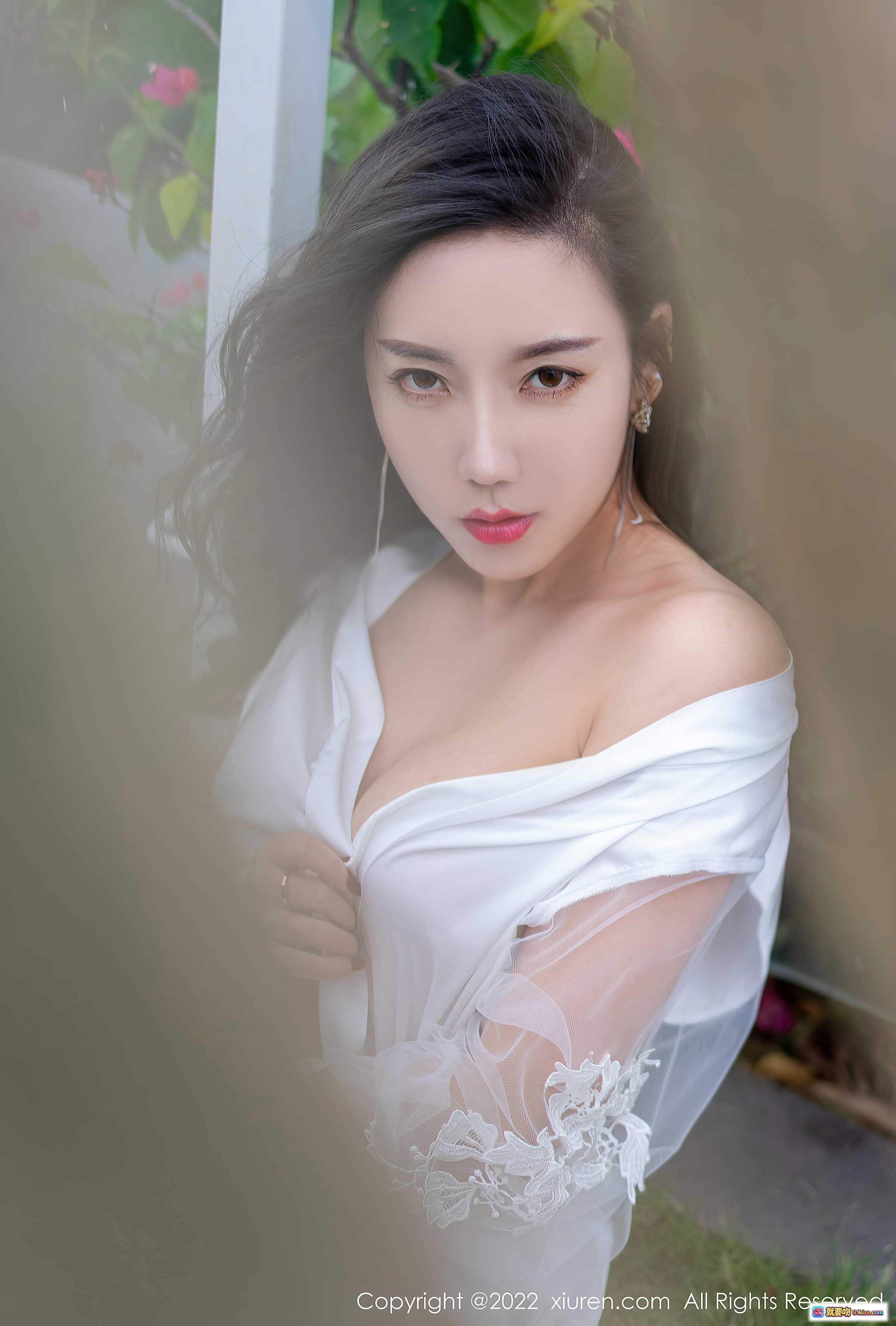 图片[10] - 艾静香三亚旅拍写真｜白色蕾丝透视长裙+羽毛披肩｜优雅性感私房风｜XiuRen秀人网NO.4420 - 就要吻