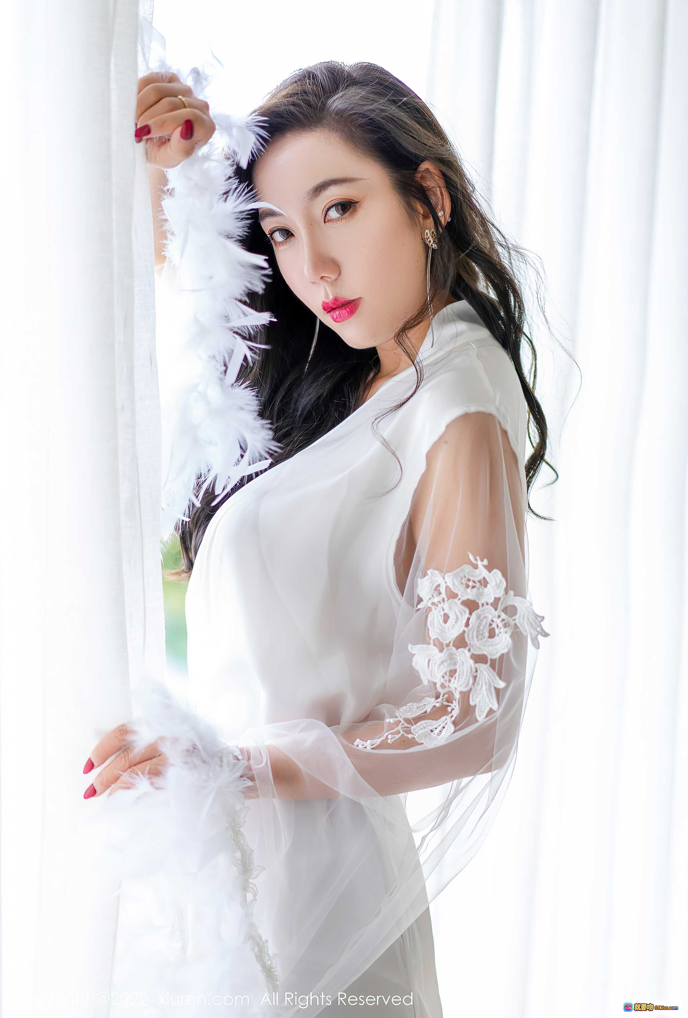 图片[2] - 艾静香三亚旅拍写真｜白色蕾丝透视长裙+羽毛披肩｜优雅性感私房风｜XiuRen秀人网NO.4420 - 就要吻