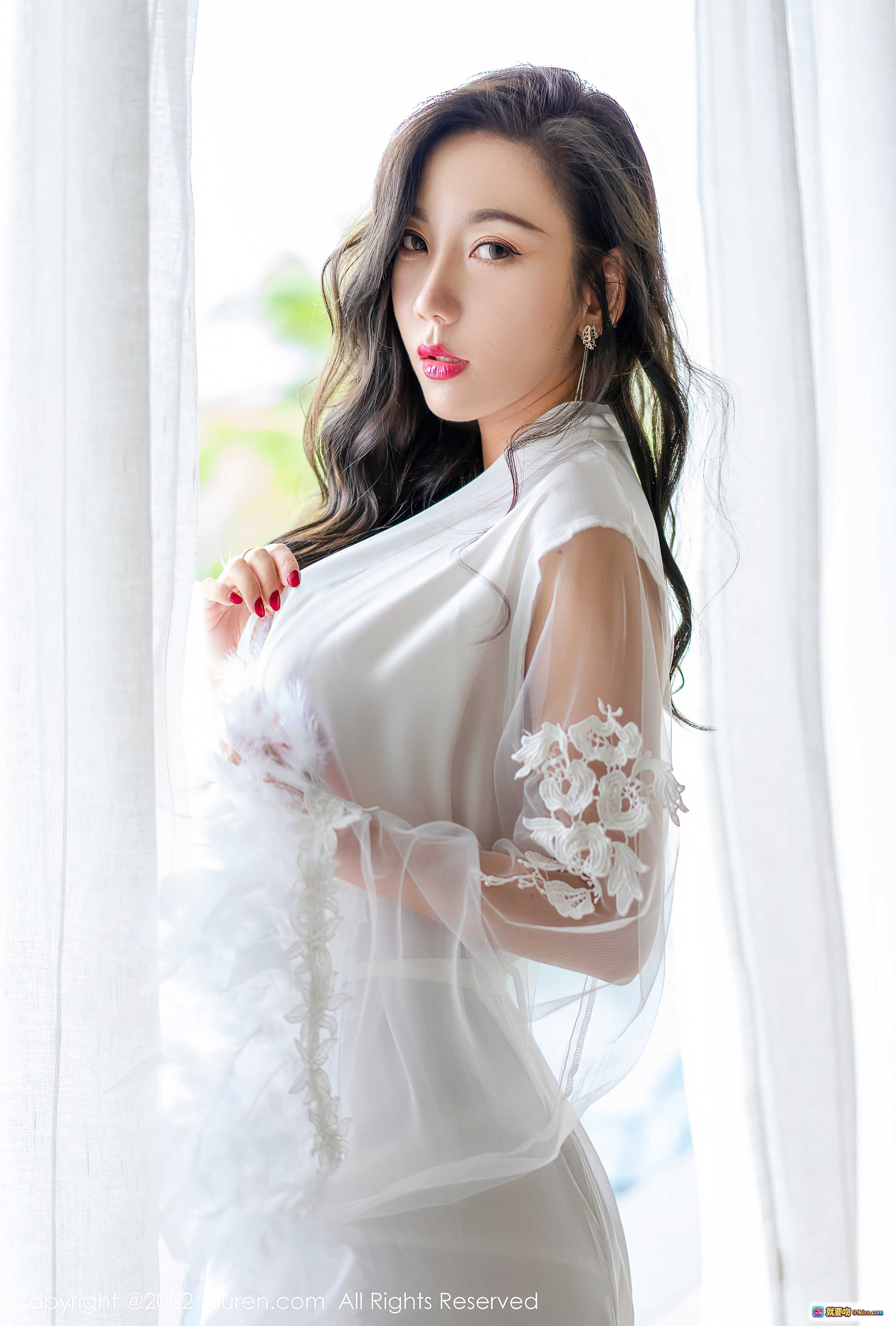 图片[3] - 艾静香三亚旅拍写真｜白色蕾丝透视长裙+羽毛披肩｜优雅性感私房风｜XiuRen秀人网NO.4420 - 就要吻