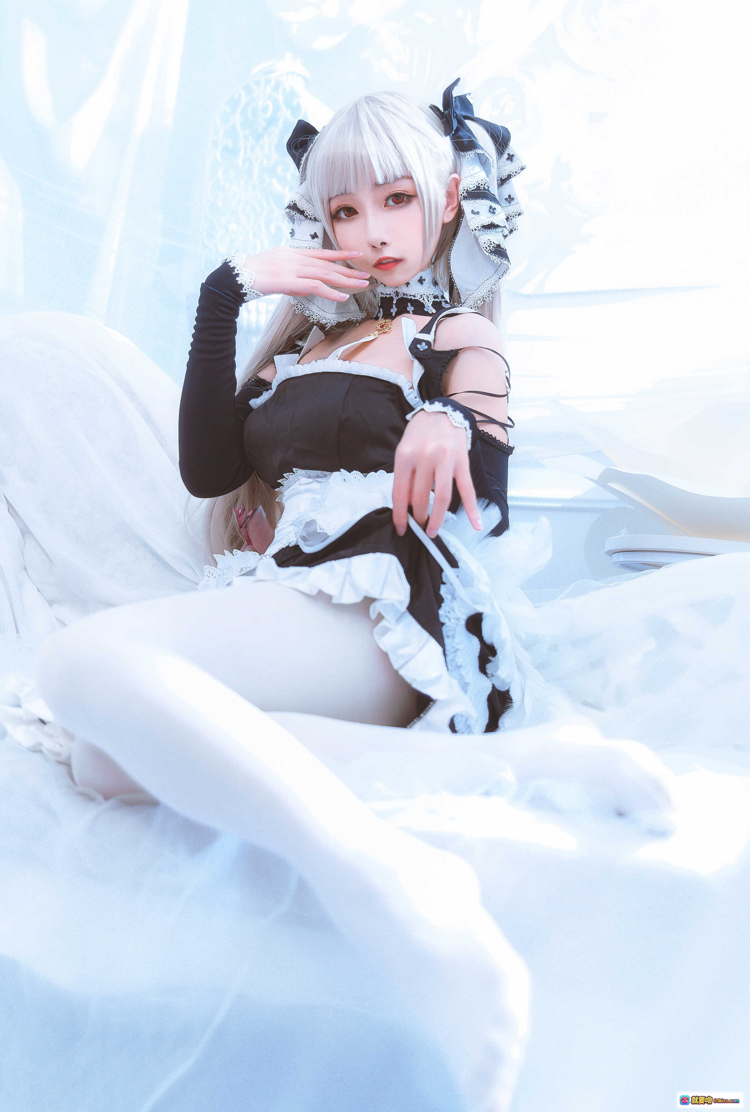 图片[2] - Momoko葵葵NO.005可畏Cosplay写真｜银发双马尾黑裙女仆装｜蕾丝蝴蝶结白丝美腿｜精致妆容甜酷风格｜9P高清图集 - 就要吻