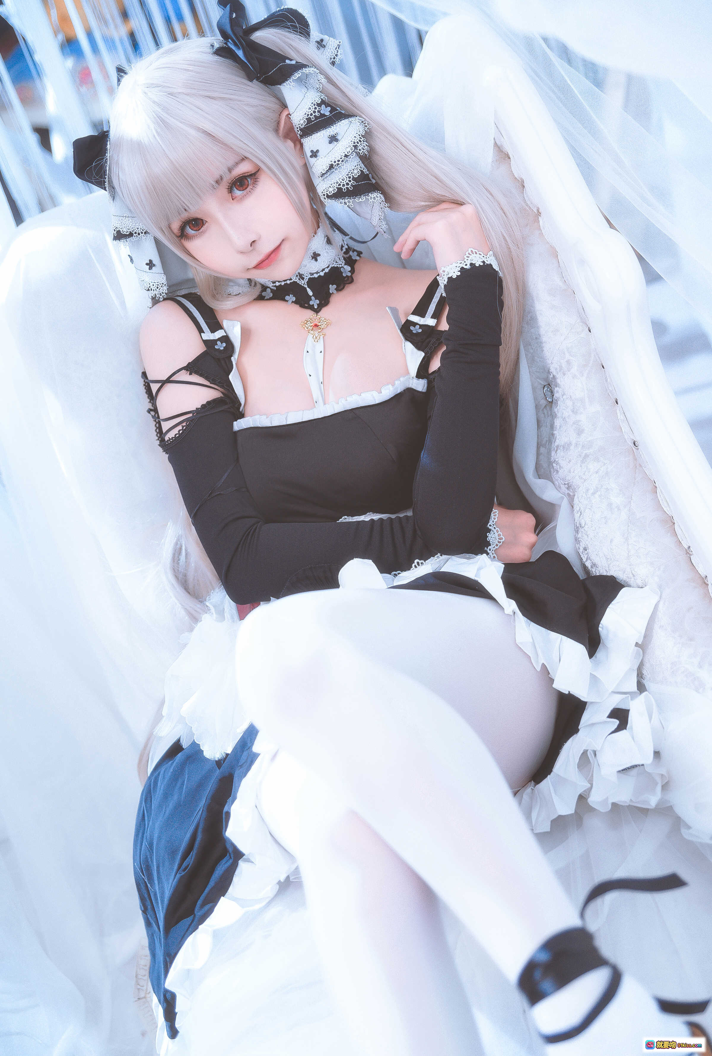 图片[1] - Momoko葵葵NO.005可畏Cosplay写真｜银发双马尾黑裙女仆装｜蕾丝蝴蝶结白丝美腿｜精致妆容甜酷风格｜9P高清图集 - 就要吻