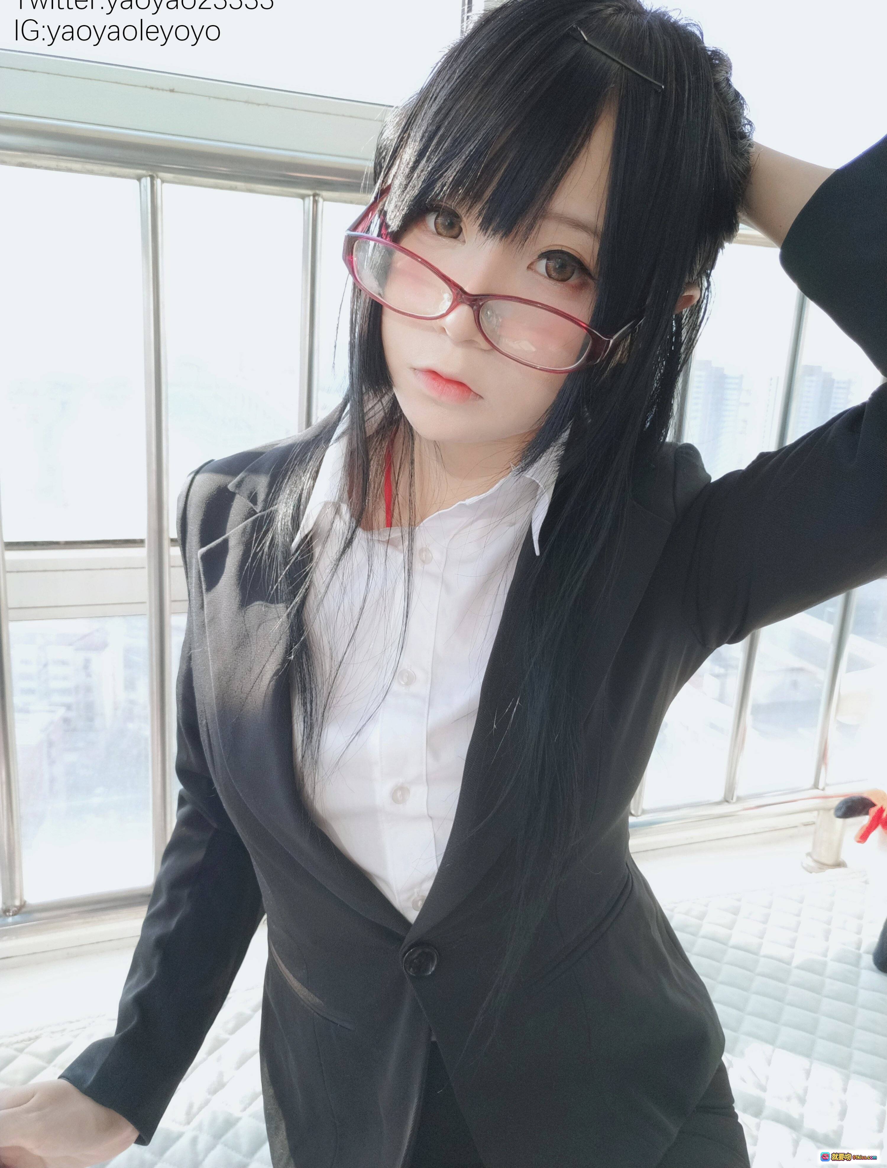 图片[1] - 摇摇乐yoyo NO.056 VOL.34 108P 黑发眼镜OL制服写真 窗边自然光美少女 Cosplay 时尚职场风 清新甜美风格 - 就要吻