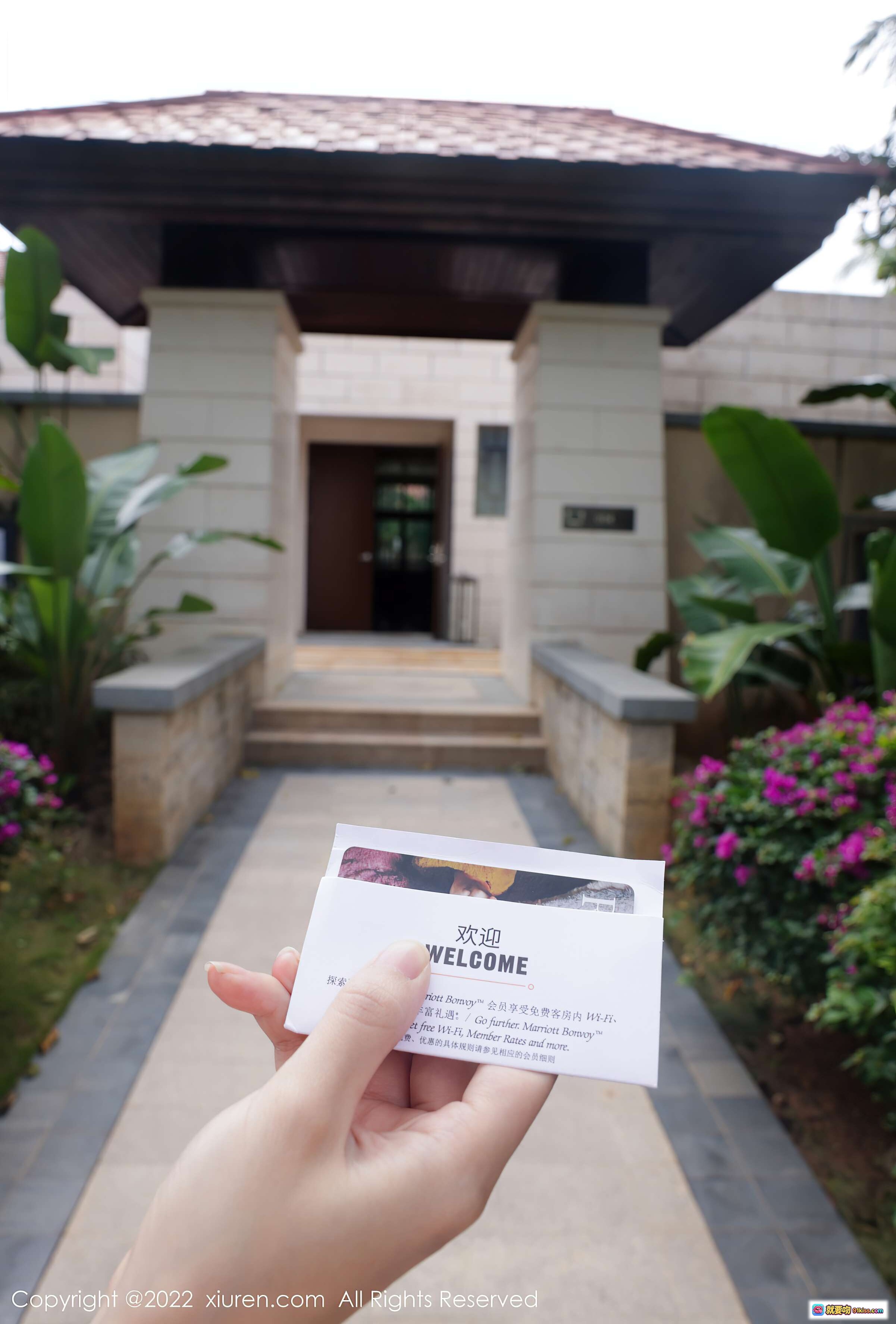 图片[1] - 尹甜甜三亚旅拍写真｜热带花园别墅入口手持欢迎卡｜清新自然风人像摄影 - 就要吻