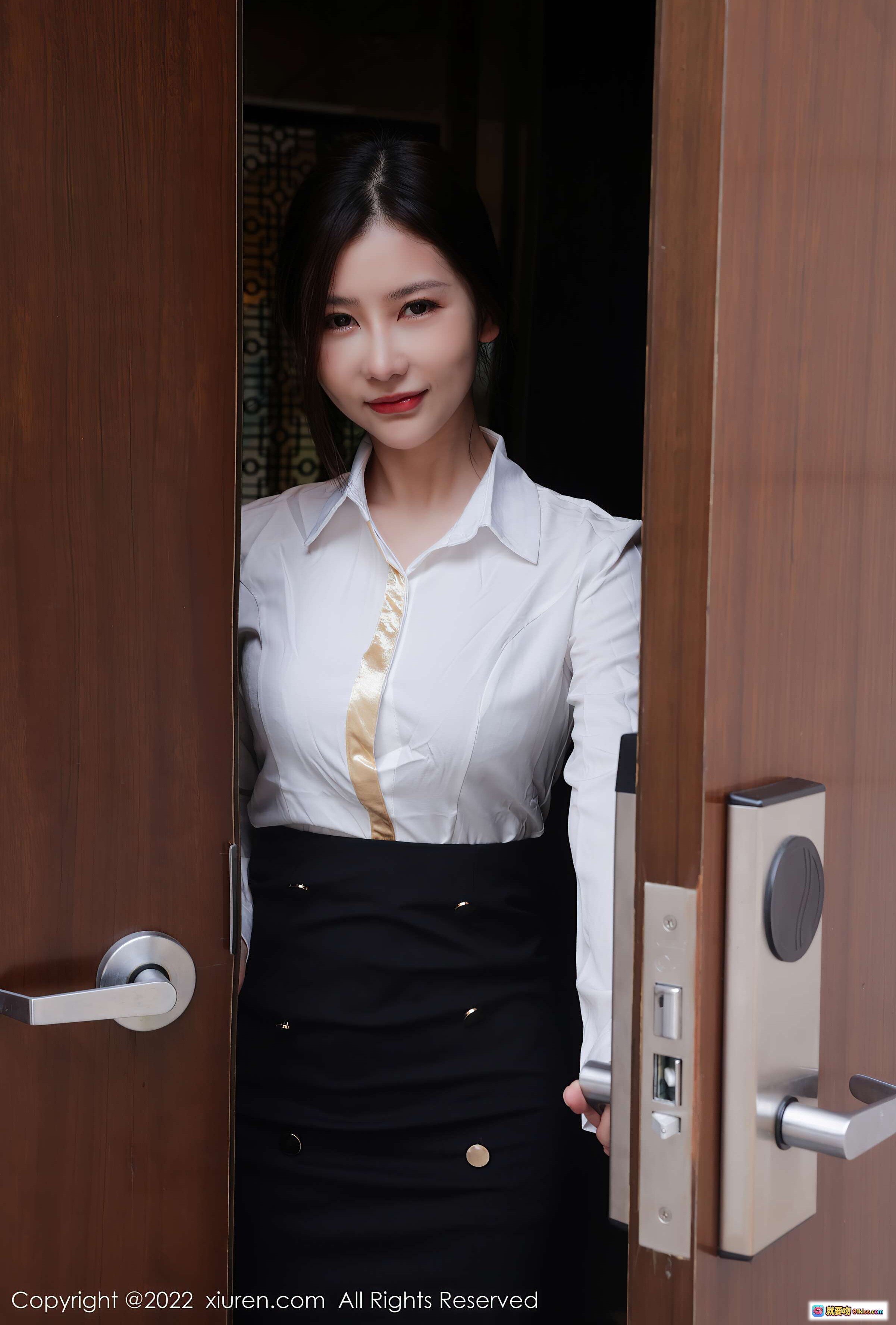 图片[2] - 尹甜甜三亚旅拍写真｜热带花园别墅入口手持欢迎卡｜清新自然风人像摄影 - 就要吻