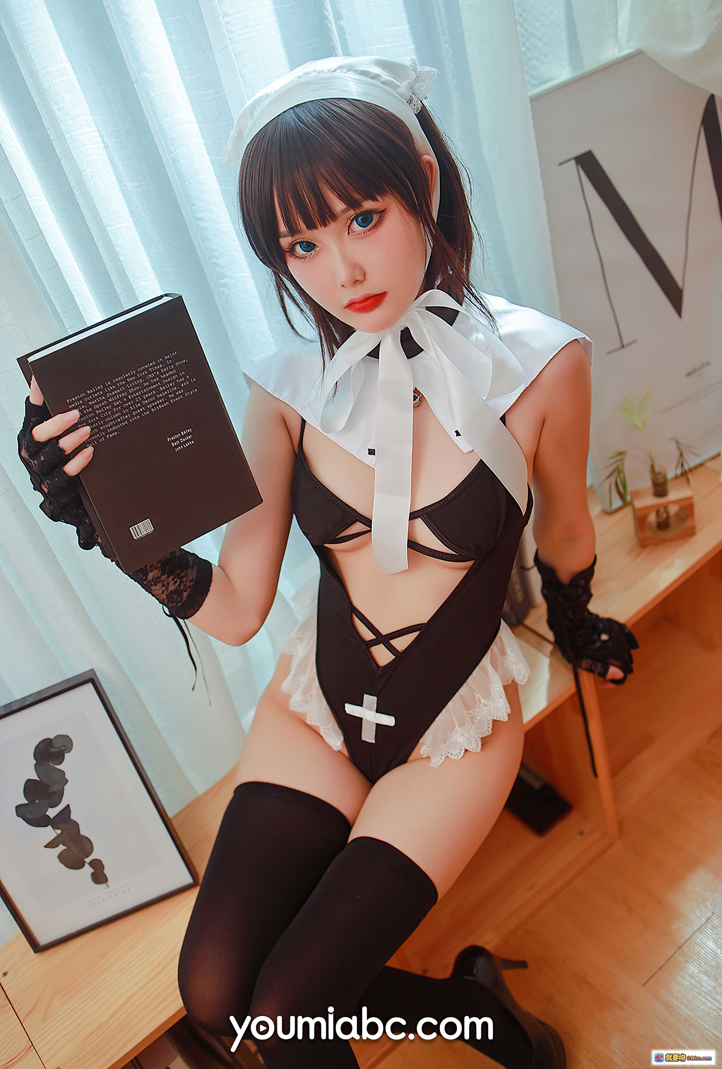 图片[5] - 美味修女Cosplay写真 – 黑白蕾丝女仆装+十字架装饰+长筒袜+精致头饰 – YouMi尤蜜2020.12.13高清图集 - 就要吻