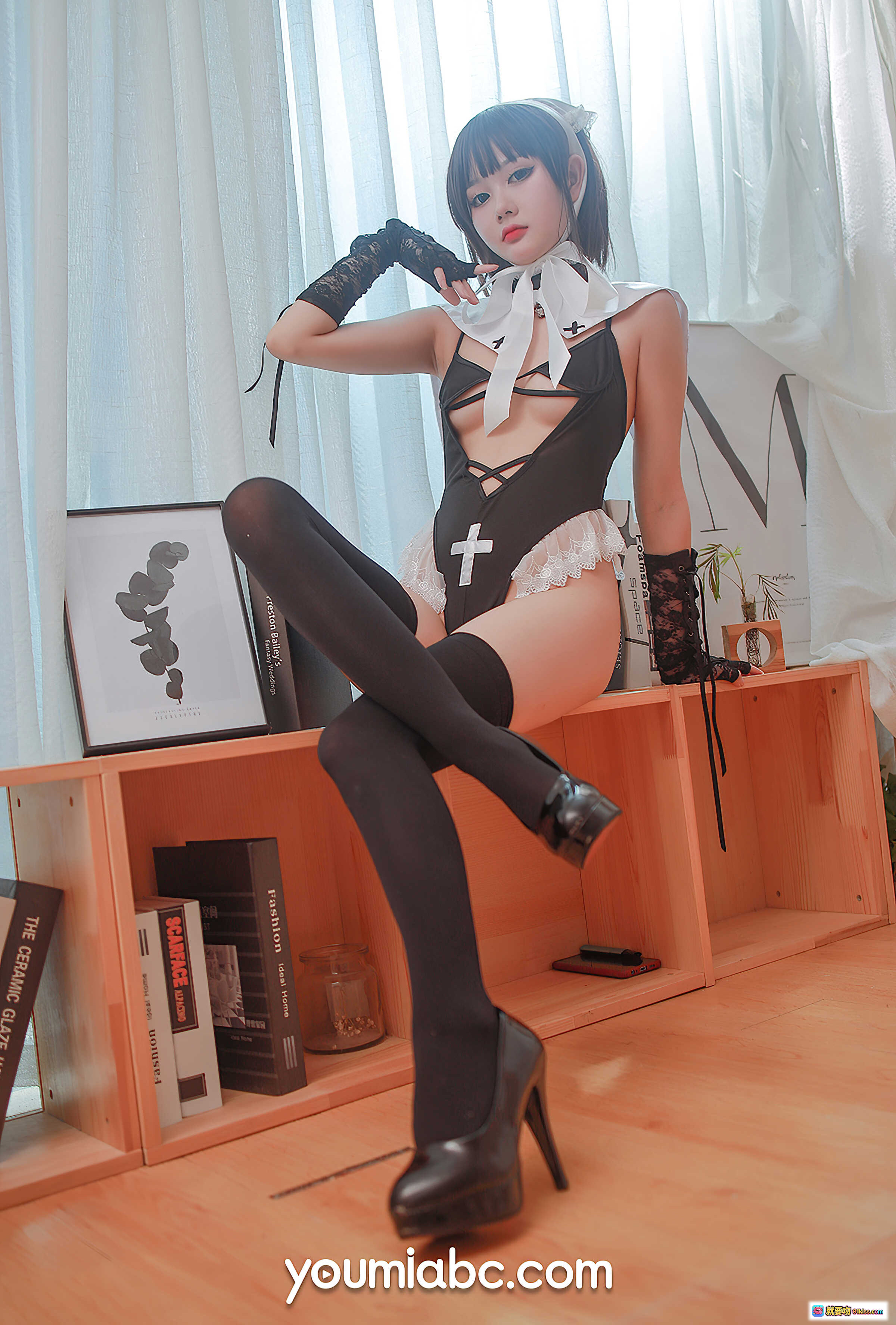 图片[7] - 美味修女Cosplay写真 – 黑白蕾丝女仆装+十字架装饰+长筒袜+精致头饰 – YouMi尤蜜2020.12.13高清图集 - 就要吻