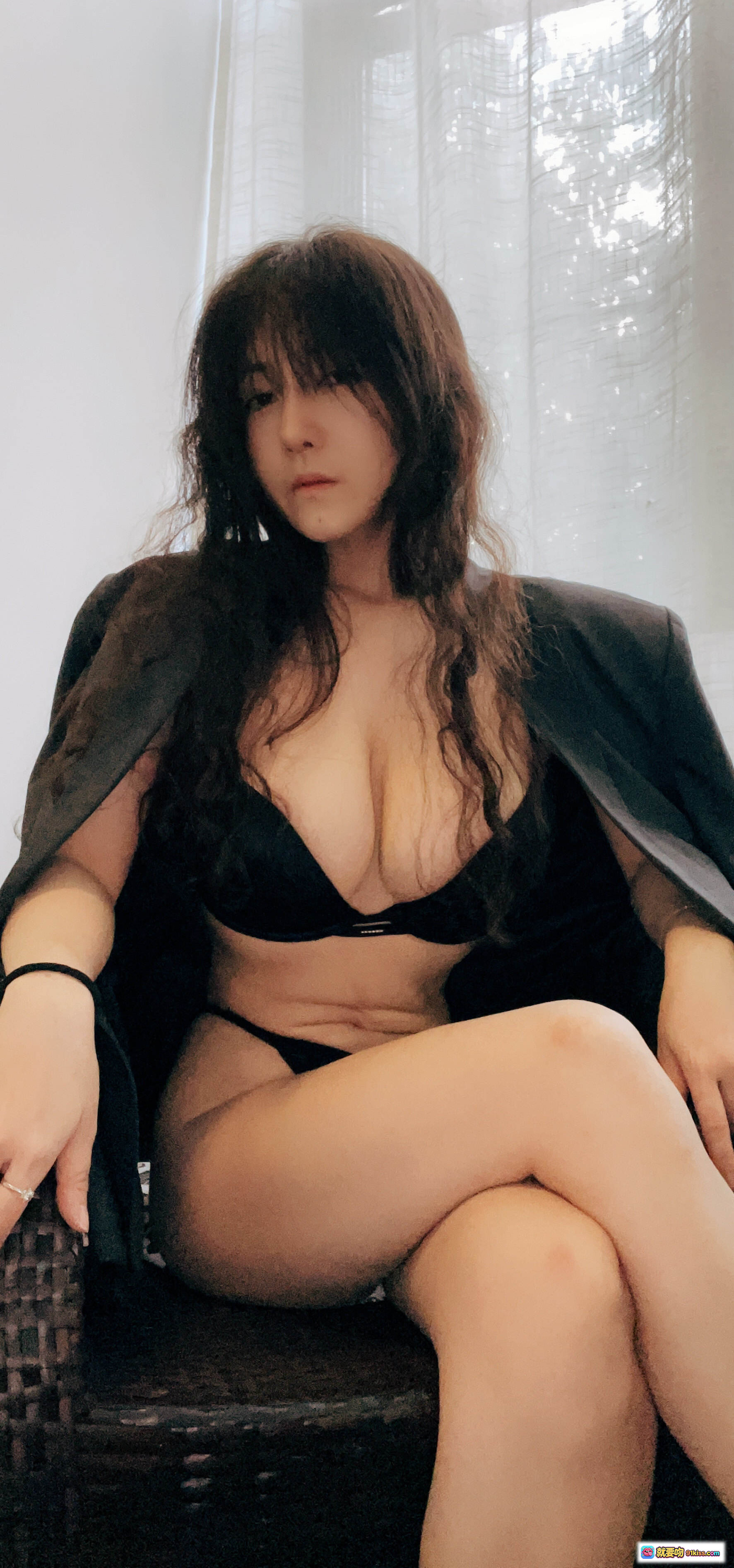 图片[4] - 樱晚gigi付费写真004｜黑西装内搭性感内衣｜卷发慵懒风｜私房美拍28P - 就要吻