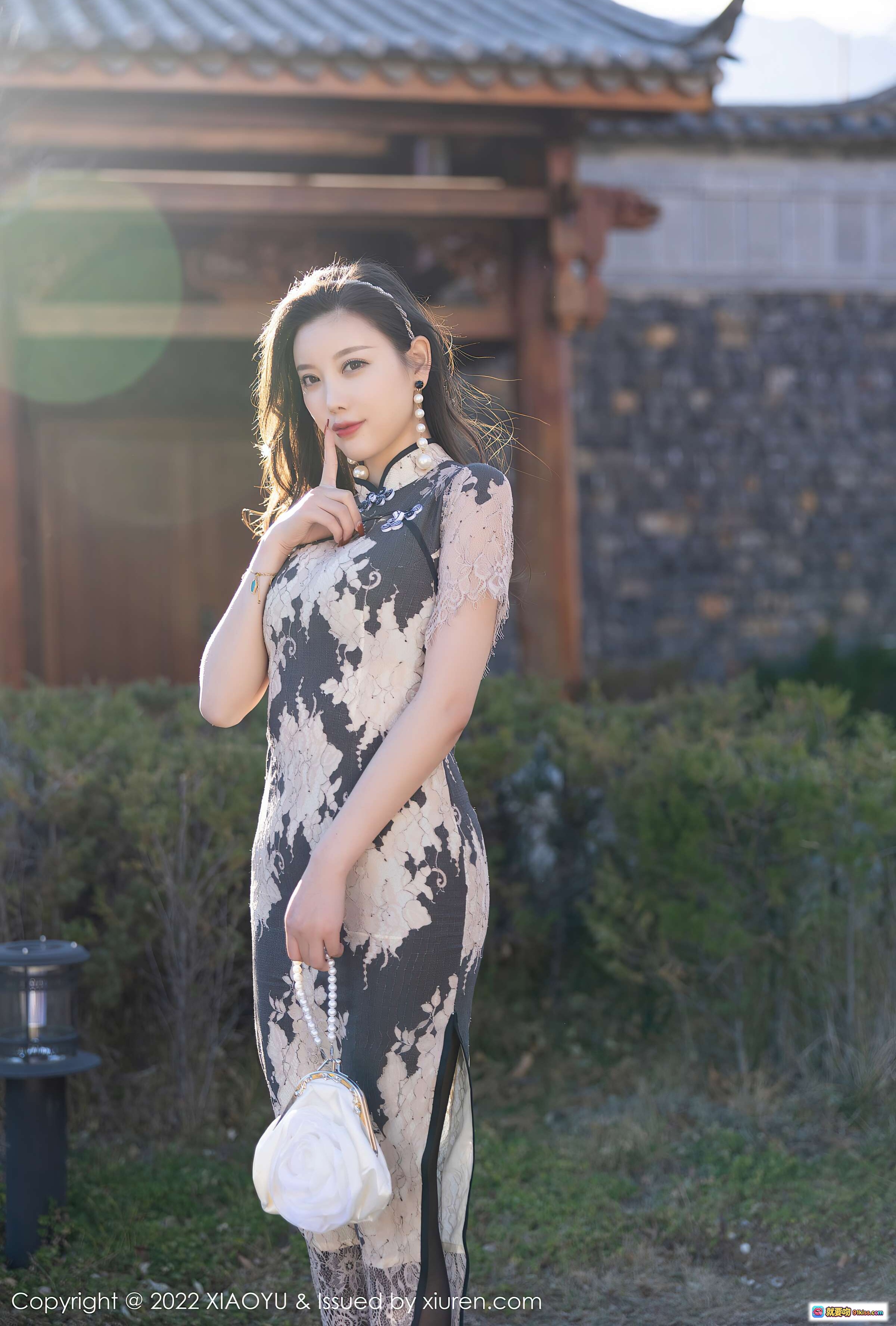 图片[10] - 杨晨晨Yome云南旅拍旗袍写真 | 精致蕾丝印花旗袍搭配珍珠耳饰手袋 | XiaoYu语画界VOL.697优雅户外人像摄影 - 就要吻