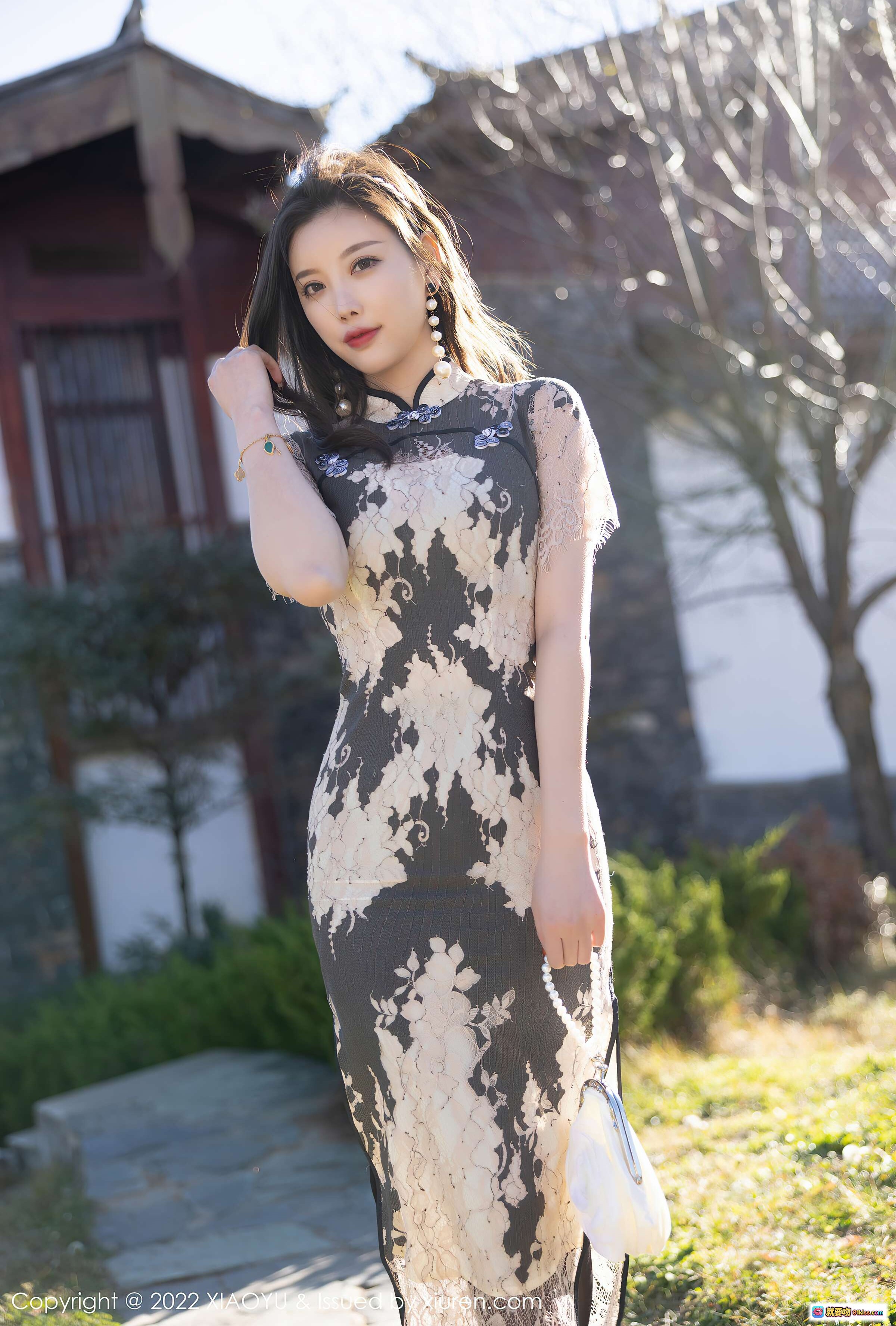 图片[5] - 杨晨晨Yome云南旅拍旗袍写真 | 精致蕾丝印花旗袍搭配珍珠耳饰手袋 | XiaoYu语画界VOL.697优雅户外人像摄影 - 就要吻