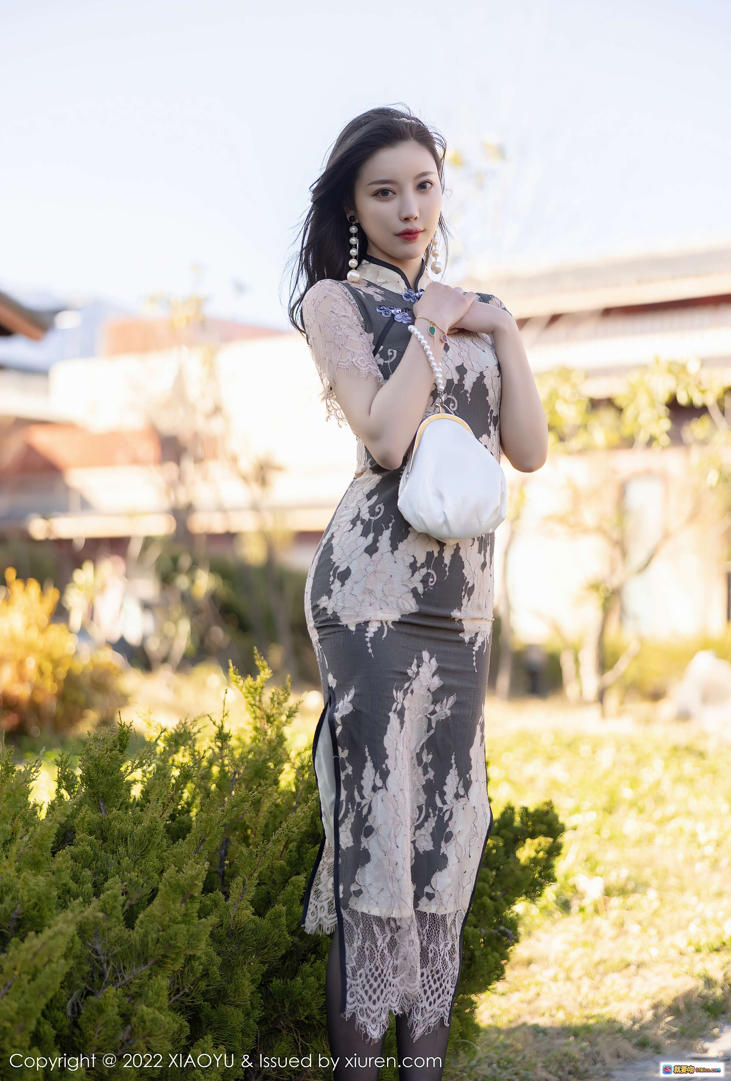 杨晨晨Yome云南旅拍旗袍写真 | 精致蕾丝印花旗袍搭配珍珠耳饰手袋 | XiaoYu语画界VOL.697优雅户外人像摄影 - 就要吻