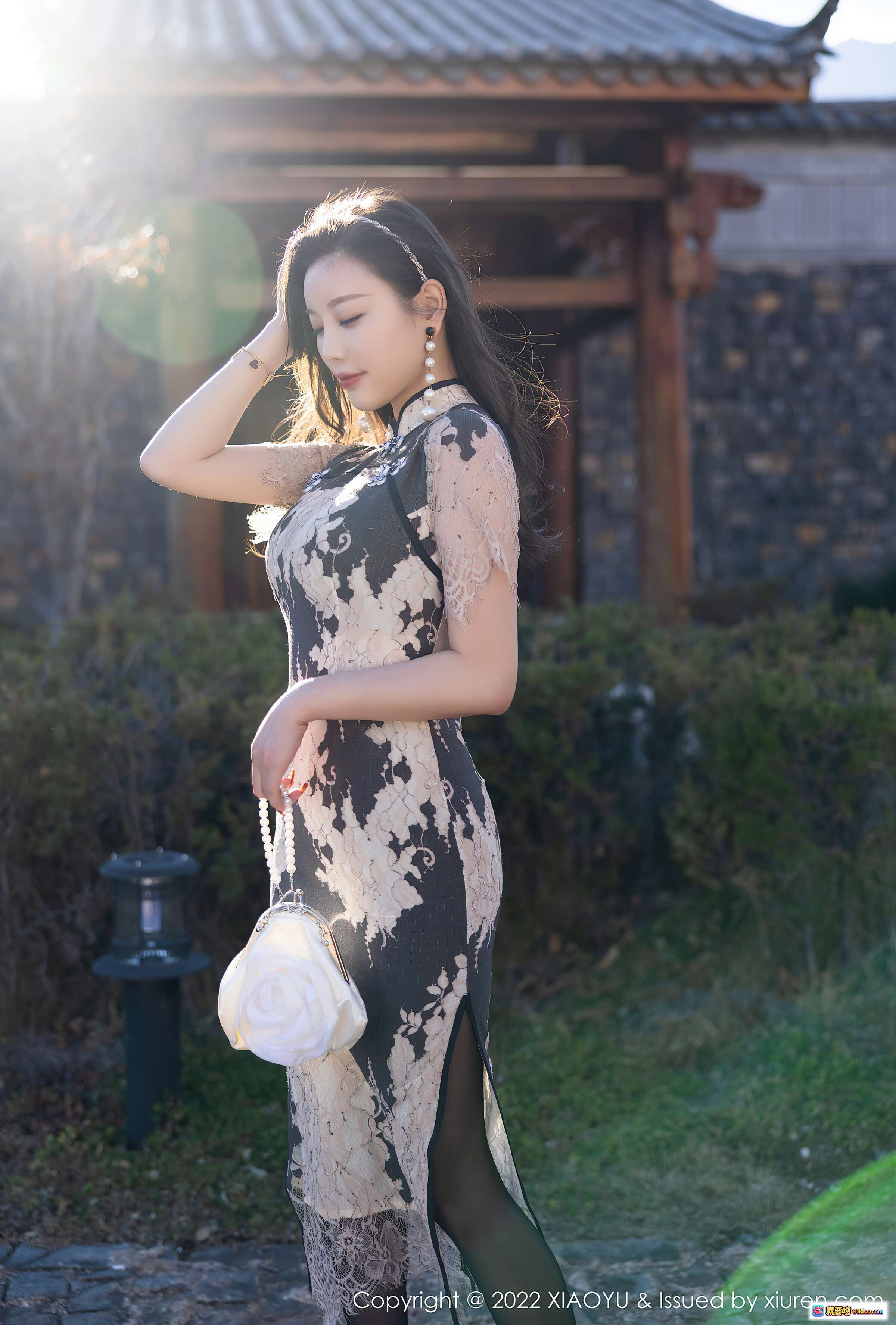 图片[7] - 杨晨晨Yome云南旅拍旗袍写真 | 精致蕾丝印花旗袍搭配珍珠耳饰手袋 | XiaoYu语画界VOL.697优雅户外人像摄影 - 就要吻