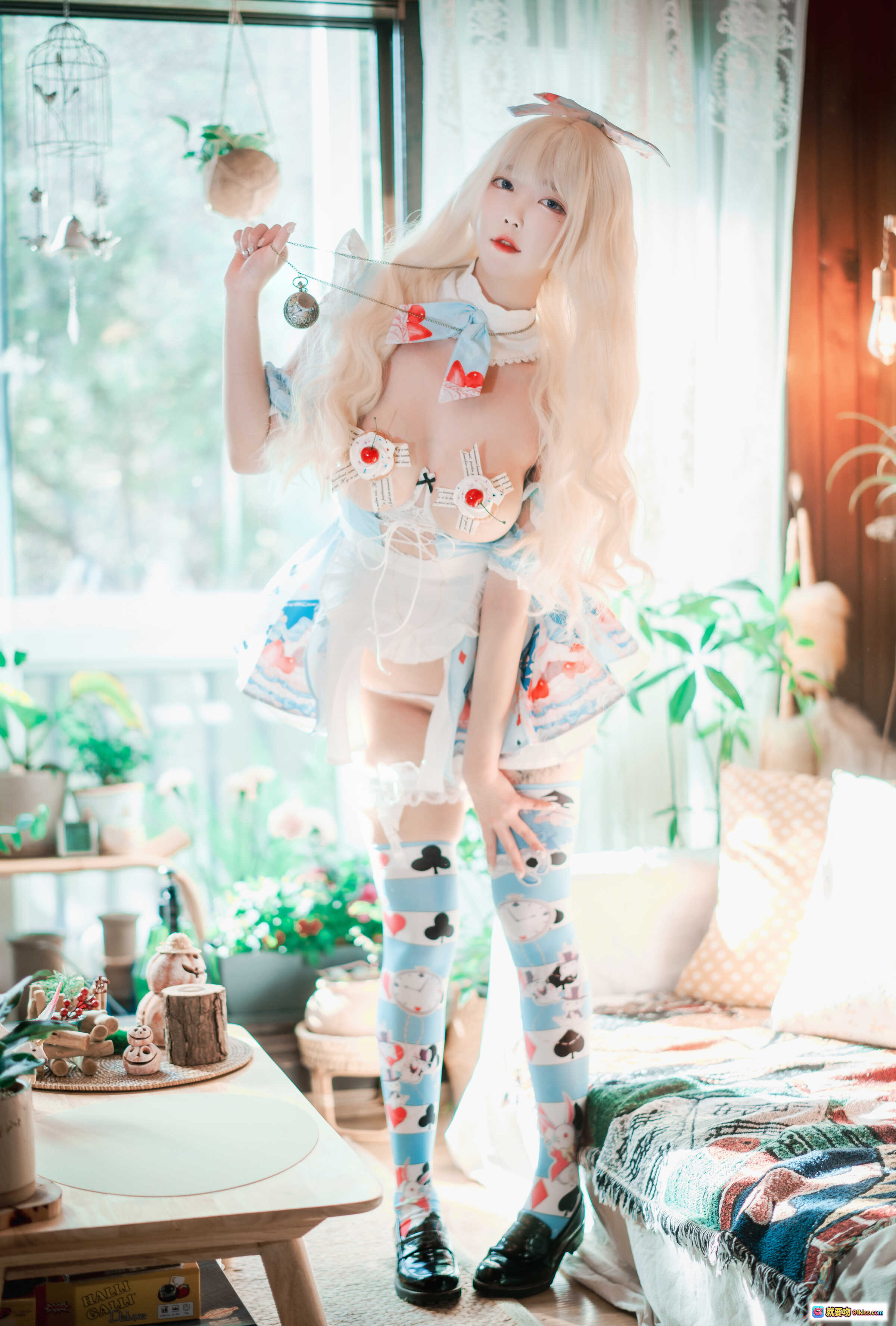 图片[5] - Creamy Alice Cosplay写真｜甜美洛丽塔风·蕾丝蝴蝶结·扑克牌元素·过膝袜·室内绿植背景·DJAWA Aram 41P高清图集 - 就要吻