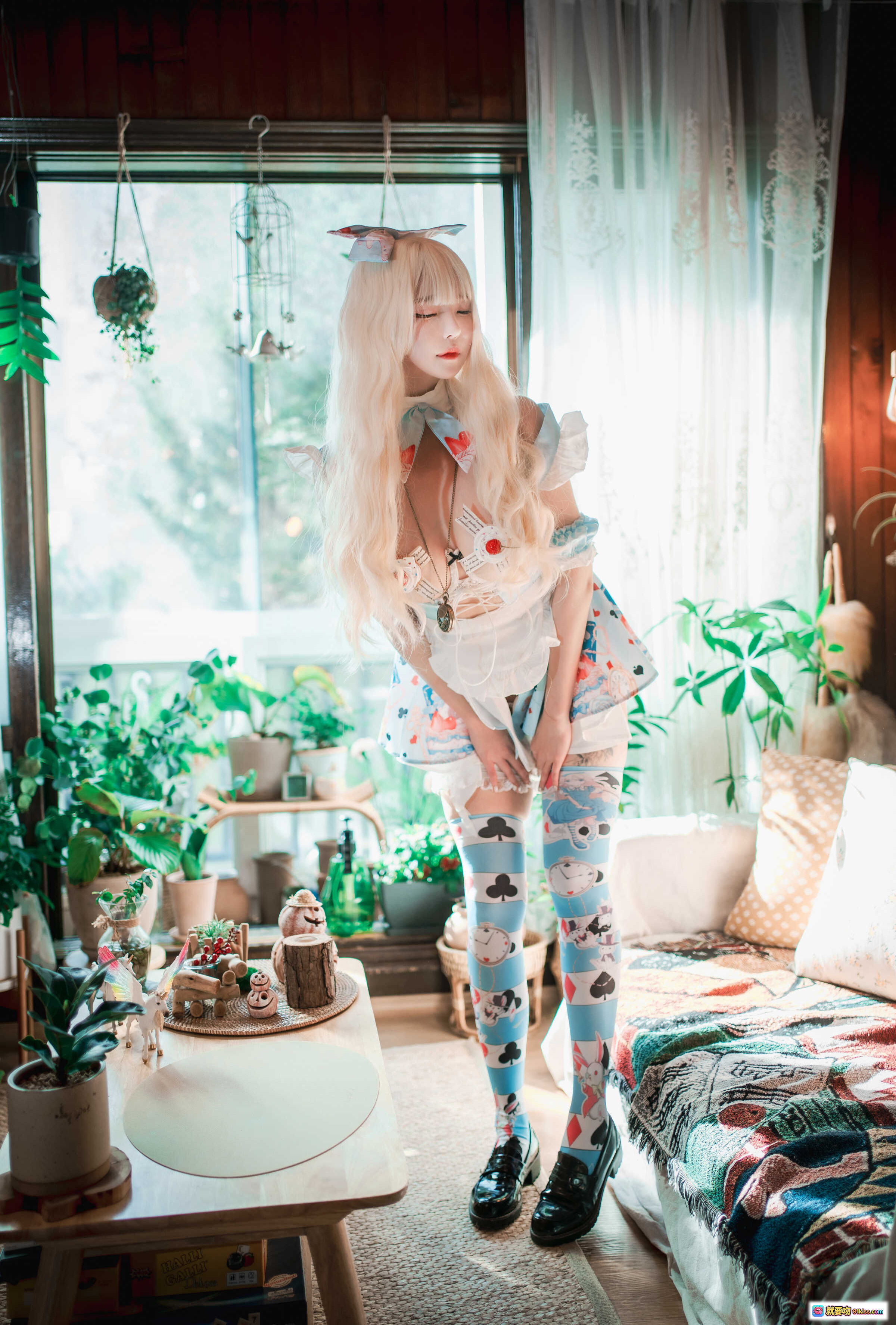图片[4] - Creamy Alice Cosplay写真｜甜美洛丽塔风·蕾丝蝴蝶结·扑克牌元素·过膝袜·室内绿植背景·DJAWA Aram 41P高清图集 - 就要吻