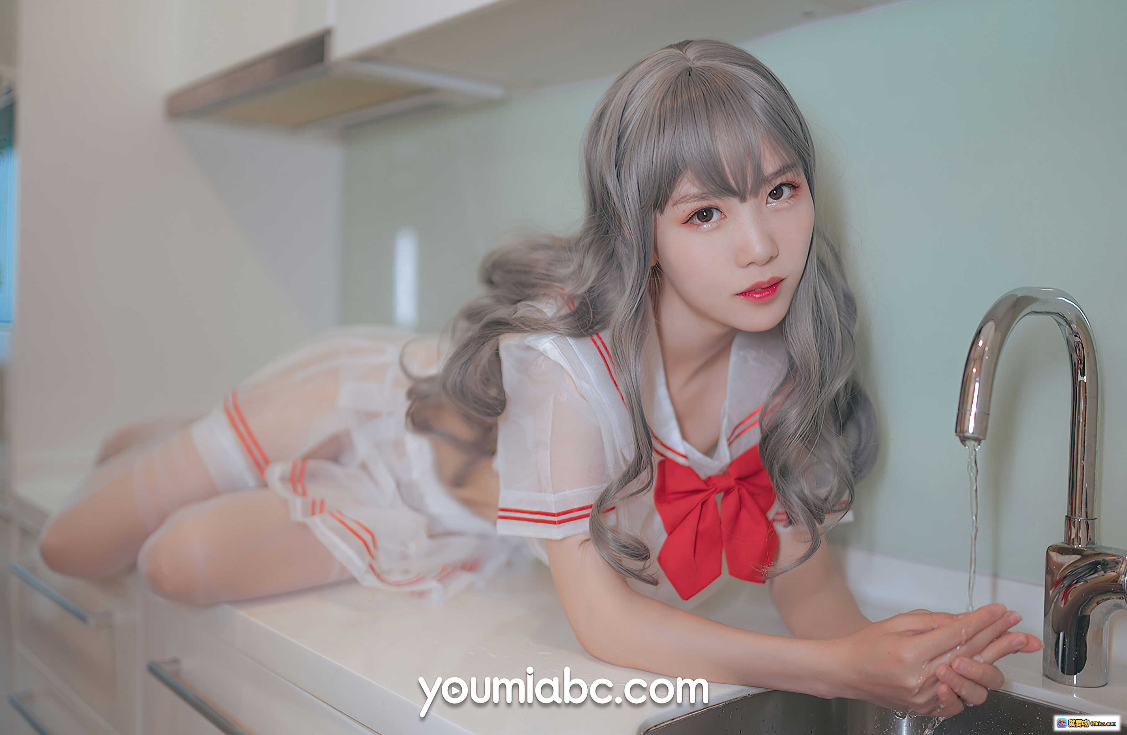图片[10] - YouMi尤蜜2020.12.07草莓妹妹抖娘利世白纱红边水手服银发美少女室内写真20P - 就要吻