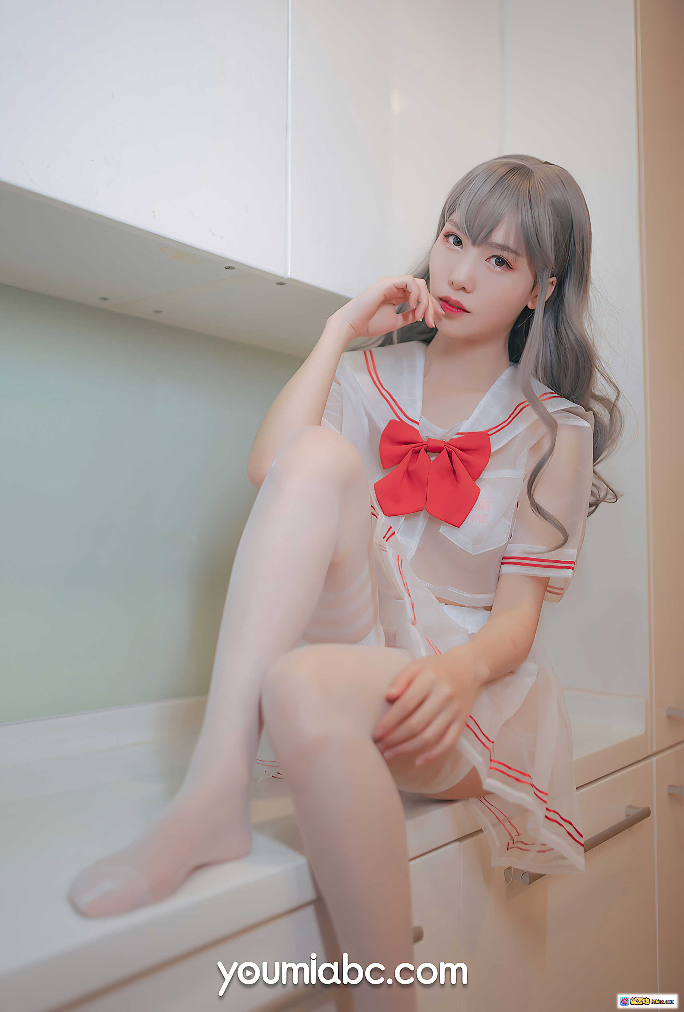 图片[8] - YouMi尤蜜2020.12.07草莓妹妹抖娘利世白纱红边水手服银发美少女室内写真20P - 就要吻