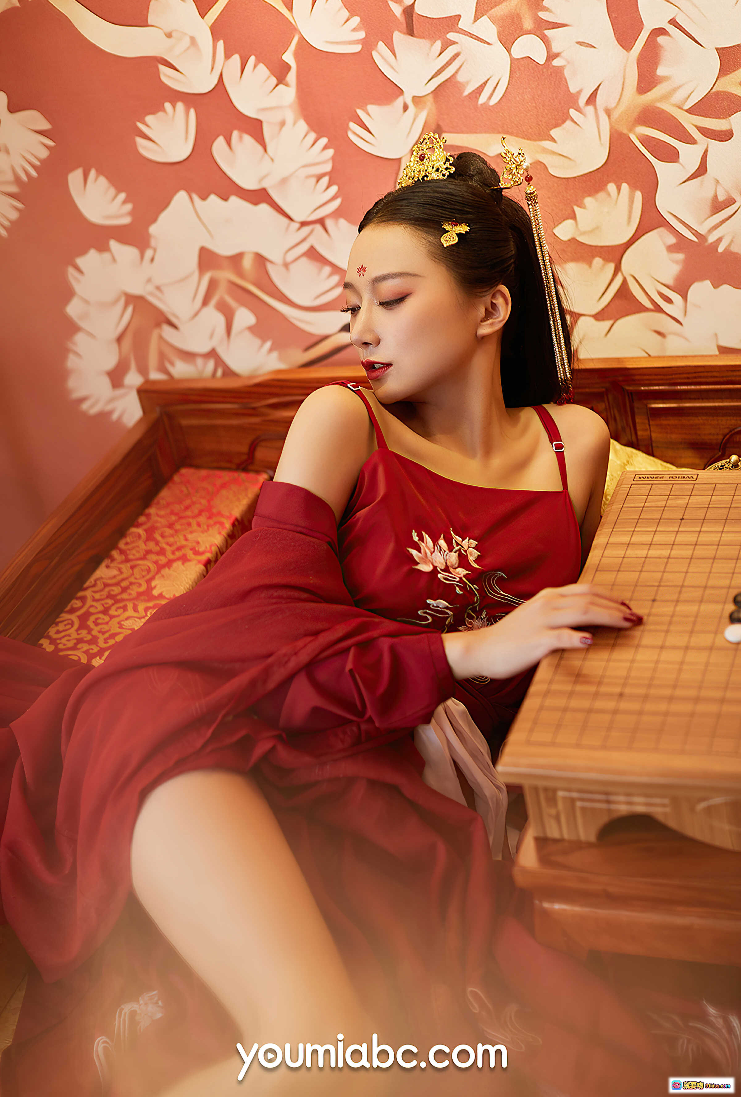 图片[6] - 盛世红颜何嘉颖古风写真｜红色汉服刺绣美腿坐姿优雅｜YouMi尤蜜2021年1月15日32P高清图集 - 就要吻