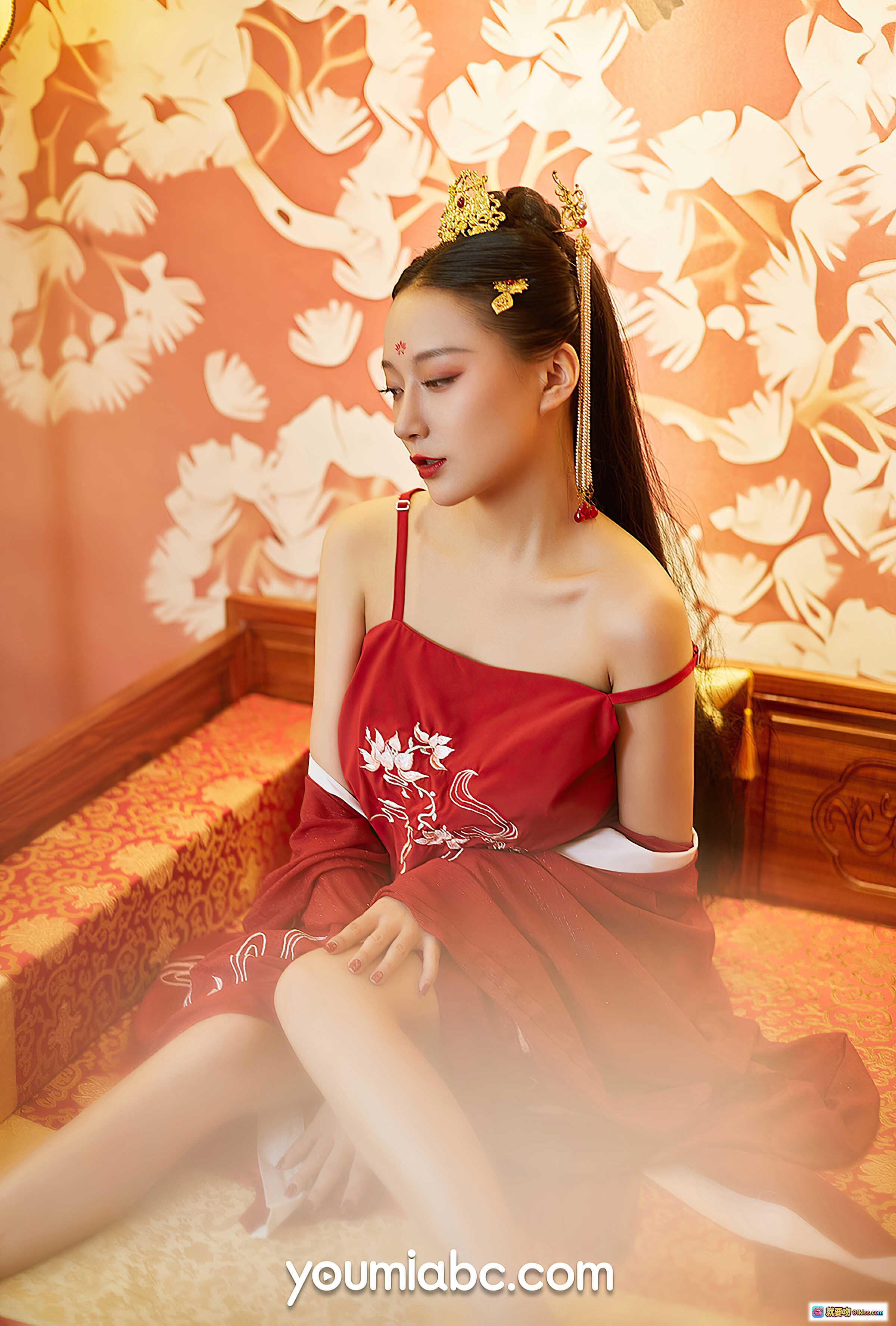 图片[10] - 盛世红颜何嘉颖古风写真｜红色汉服刺绣美腿坐姿优雅｜YouMi尤蜜2021年1月15日32P高清图集 - 就要吻