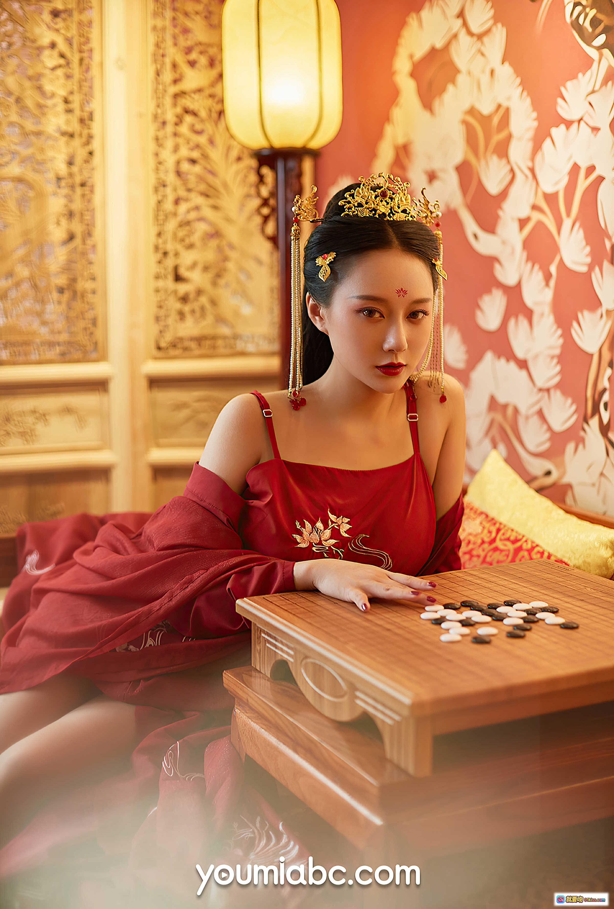 图片[7] - 盛世红颜何嘉颖古风写真｜红色汉服刺绣美腿坐姿优雅｜YouMi尤蜜2021年1月15日32P高清图集 - 就要吻