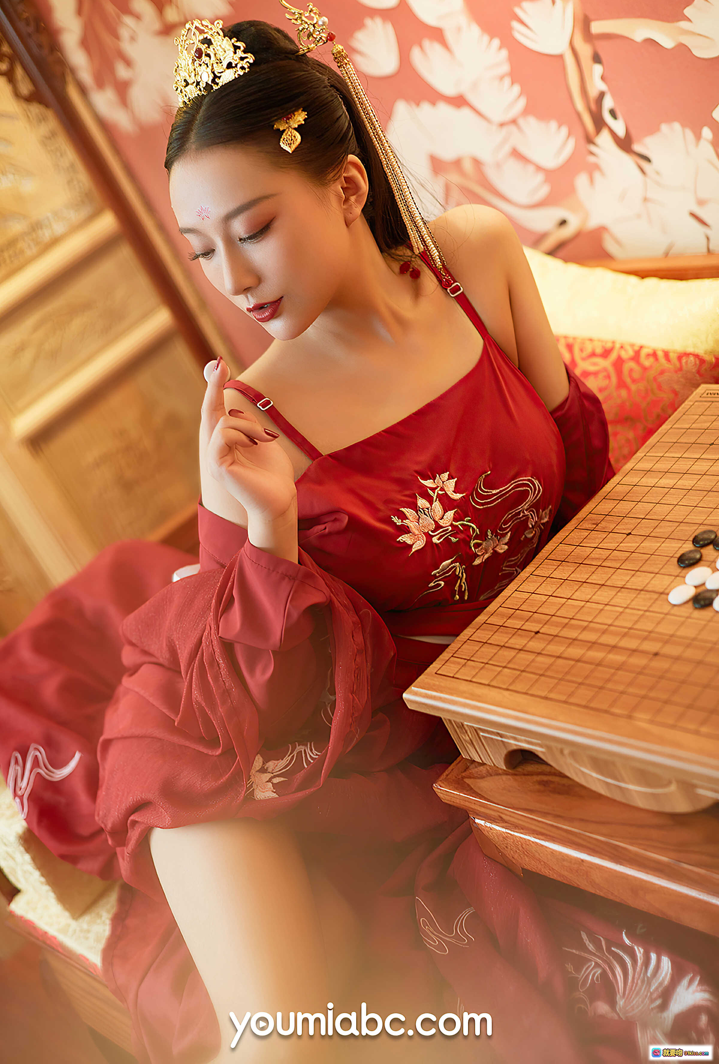 图片[8] - 盛世红颜何嘉颖古风写真｜红色汉服刺绣美腿坐姿优雅｜YouMi尤蜜2021年1月15日32P高清图集 - 就要吻