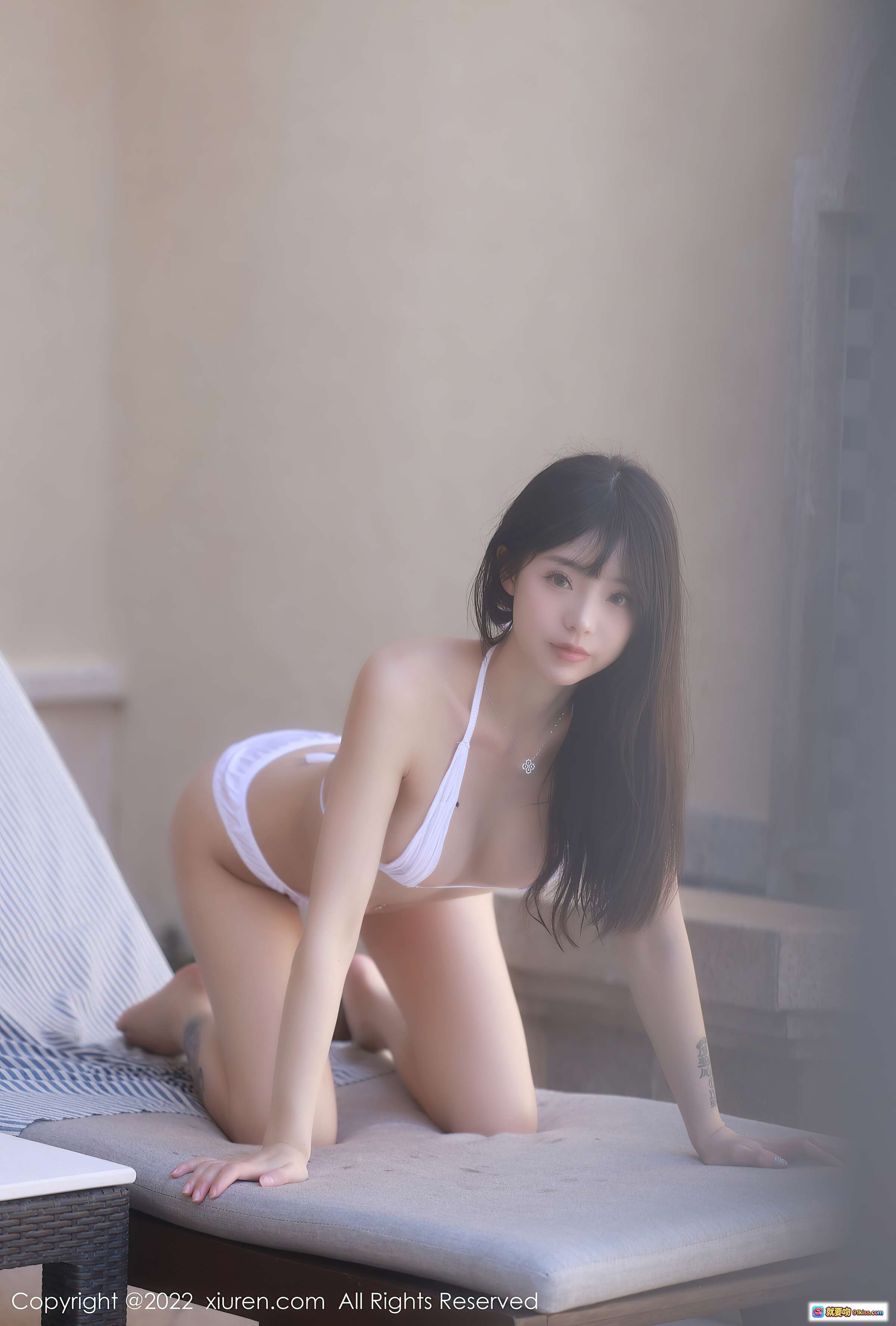 图片[1] - 佘贝拉Bella三亚旅拍性感比基尼写真 | XiuRen秀人网2022.01.17 NO.4471 白色泳装户外美拍 - 就要吻