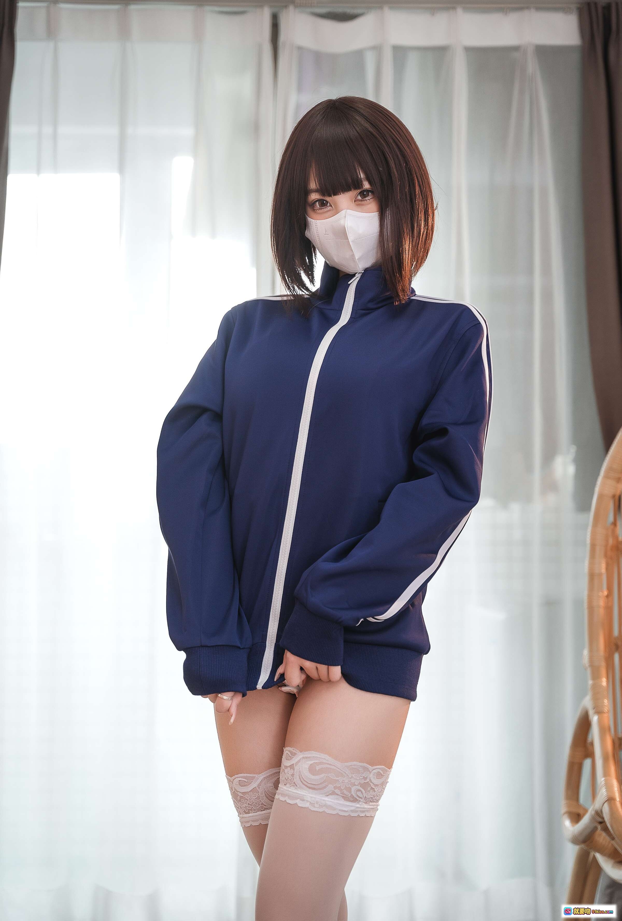 图片[3] - 蜜汁猫裘草莓圣代写真集｜蓝白运动外套+蕾丝吊袜+居家风少女穿搭44P高清图 - 就要吻