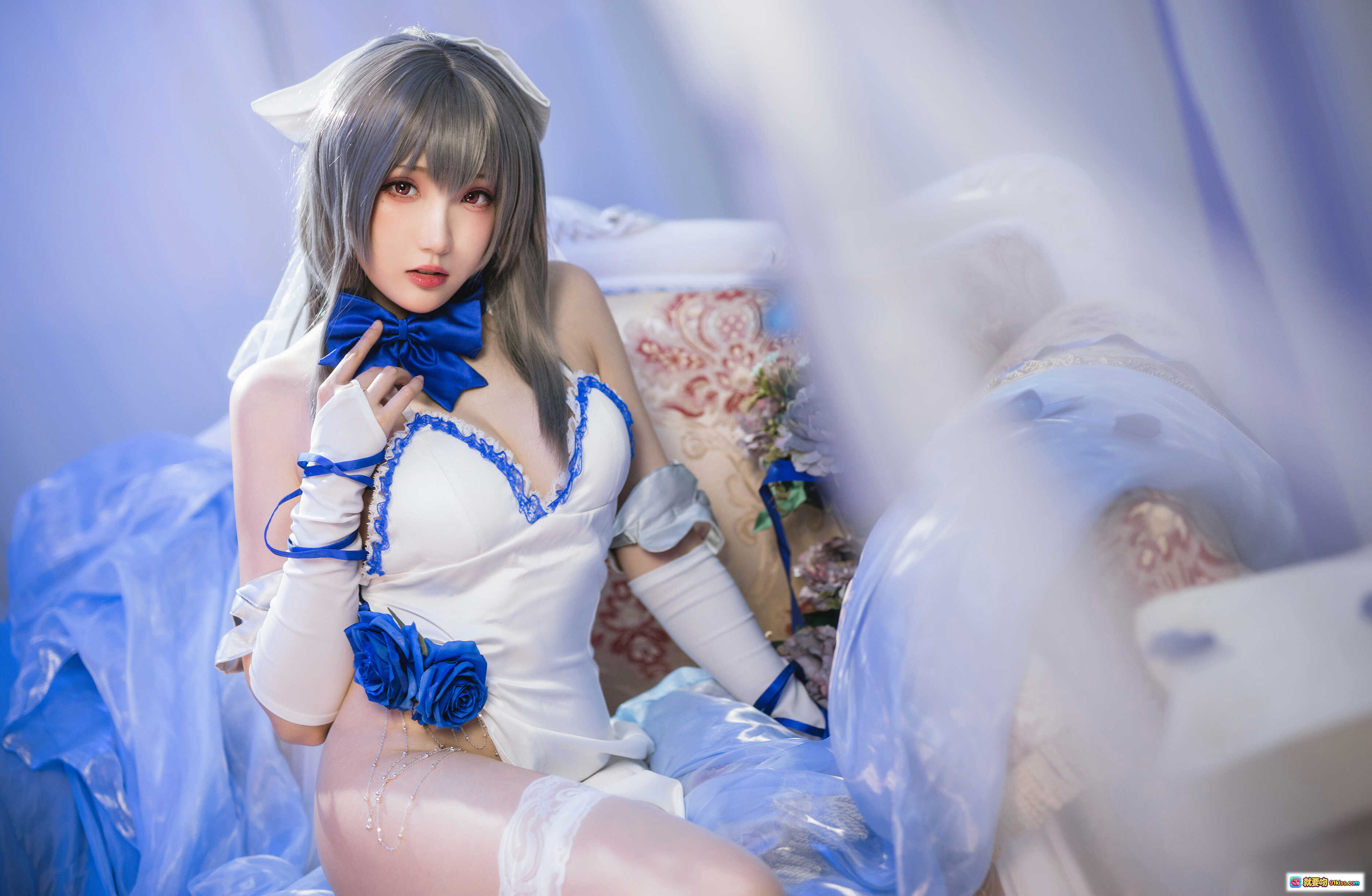图片[9] - 瓜希酱NO.039路易九世礼服Cosplay写真｜蓝白婚纱风造型｜蕾丝长袜高跟鞋｜精致头纱蝴蝶结｜优雅坐姿摄影集 - 就要吻
