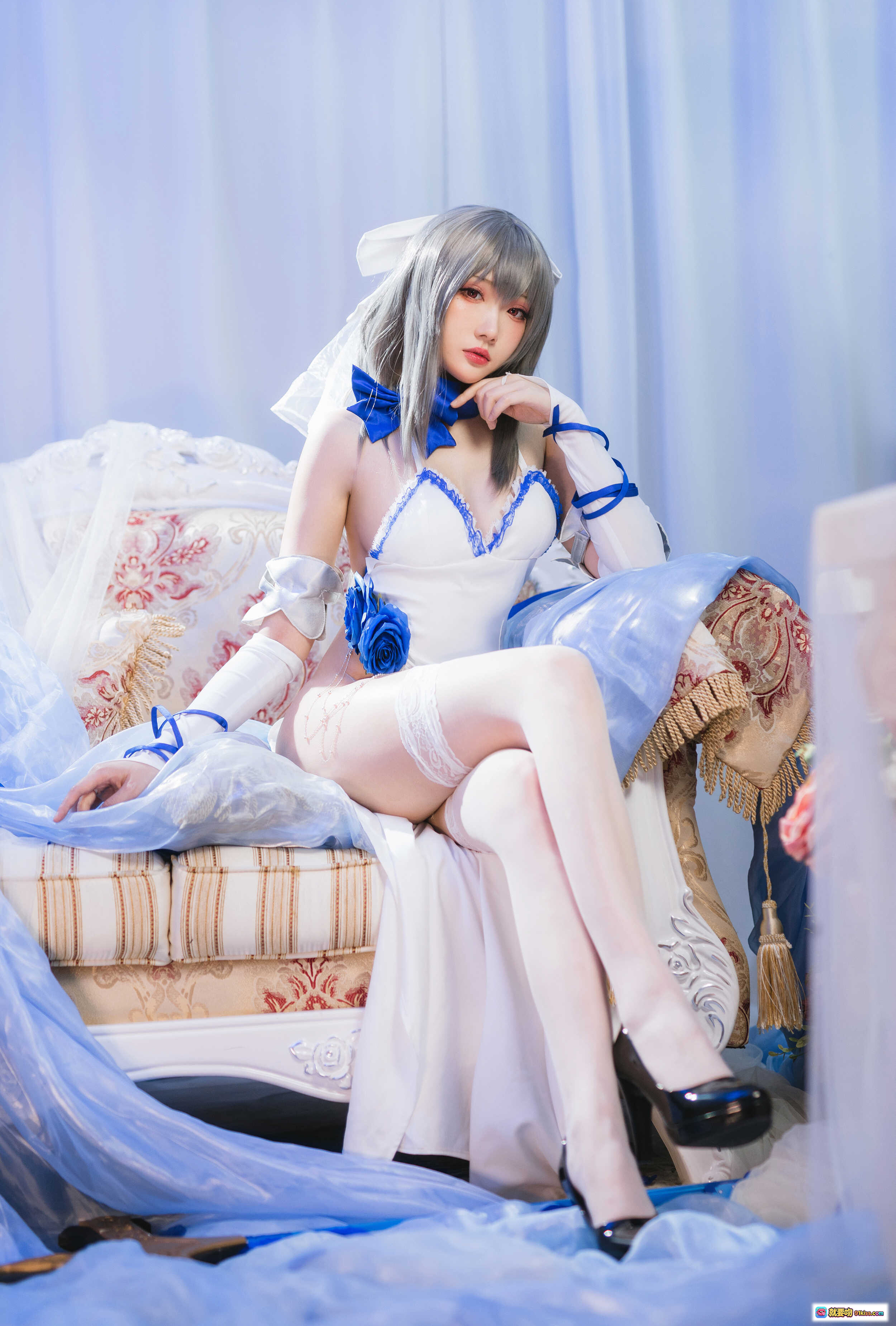 图片[3] - 瓜希酱NO.039路易九世礼服Cosplay写真｜蓝白婚纱风造型｜蕾丝长袜高跟鞋｜精致头纱蝴蝶结｜优雅坐姿摄影集 - 就要吻