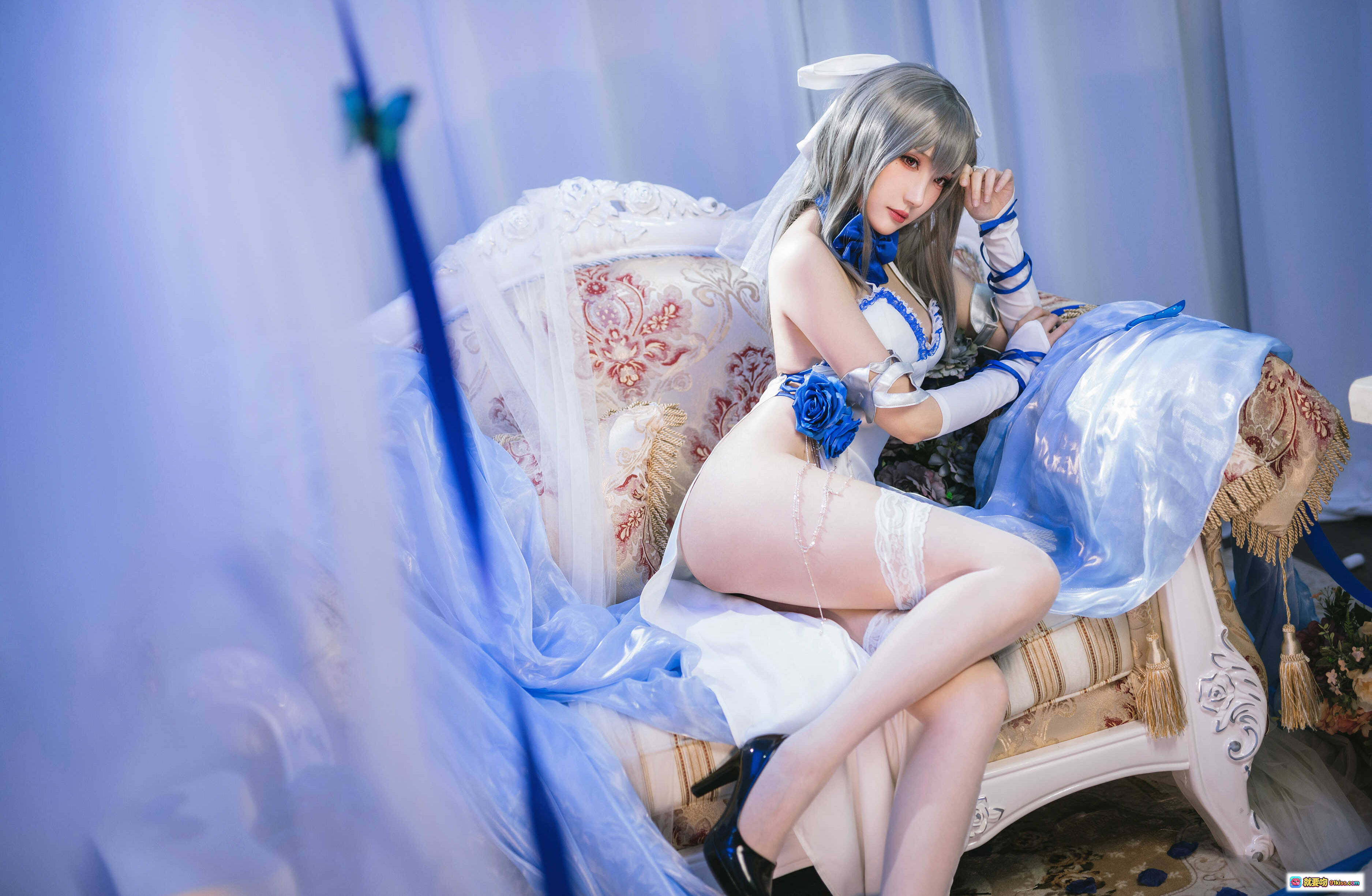 图片[10] - 瓜希酱NO.039路易九世礼服Cosplay写真｜蓝白婚纱风造型｜蕾丝长袜高跟鞋｜精致头纱蝴蝶结｜优雅坐姿摄影集 - 就要吻