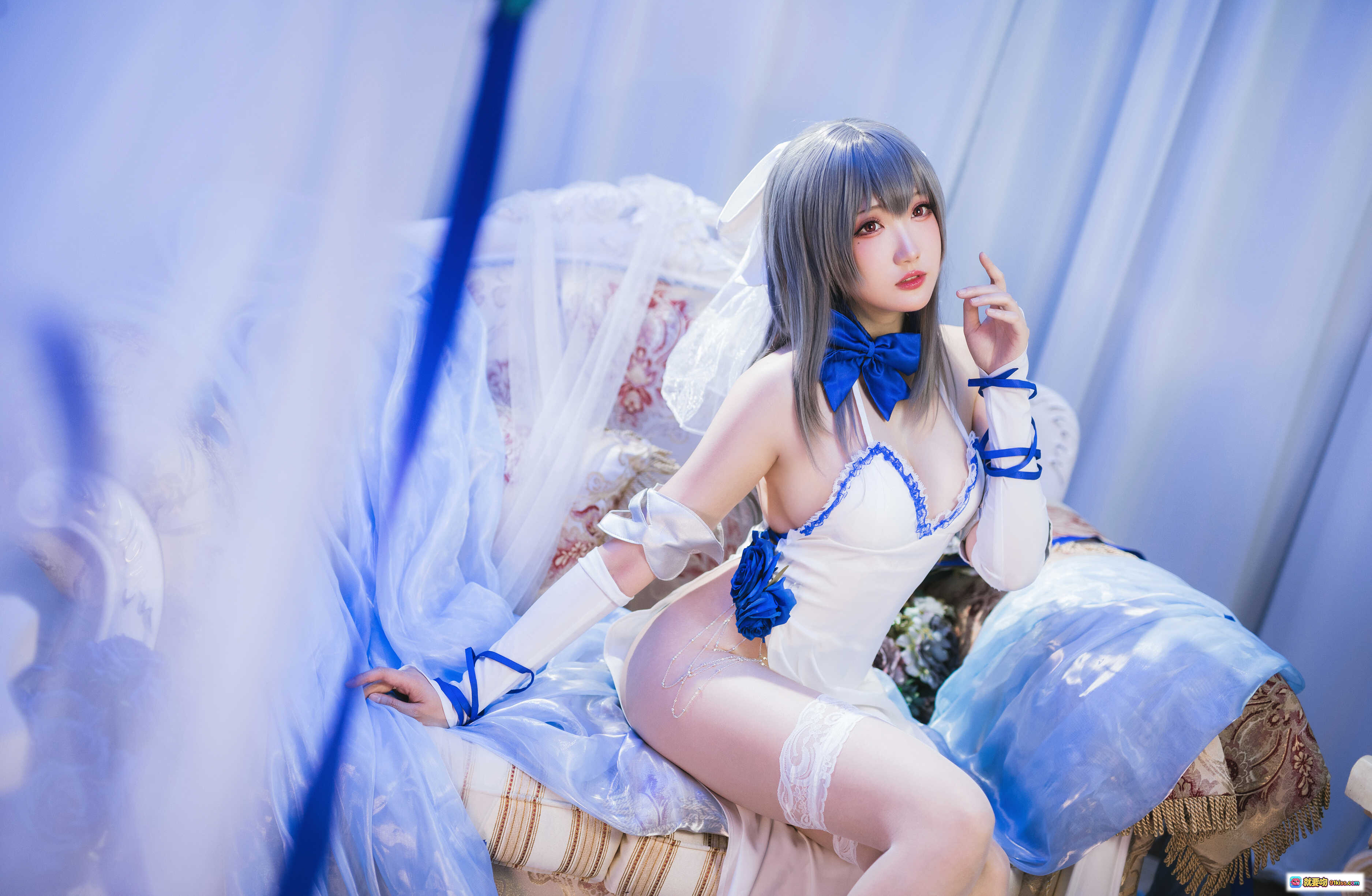 图片[4] - 瓜希酱NO.039路易九世礼服Cosplay写真｜蓝白婚纱风造型｜蕾丝长袜高跟鞋｜精致头纱蝴蝶结｜优雅坐姿摄影集 - 就要吻