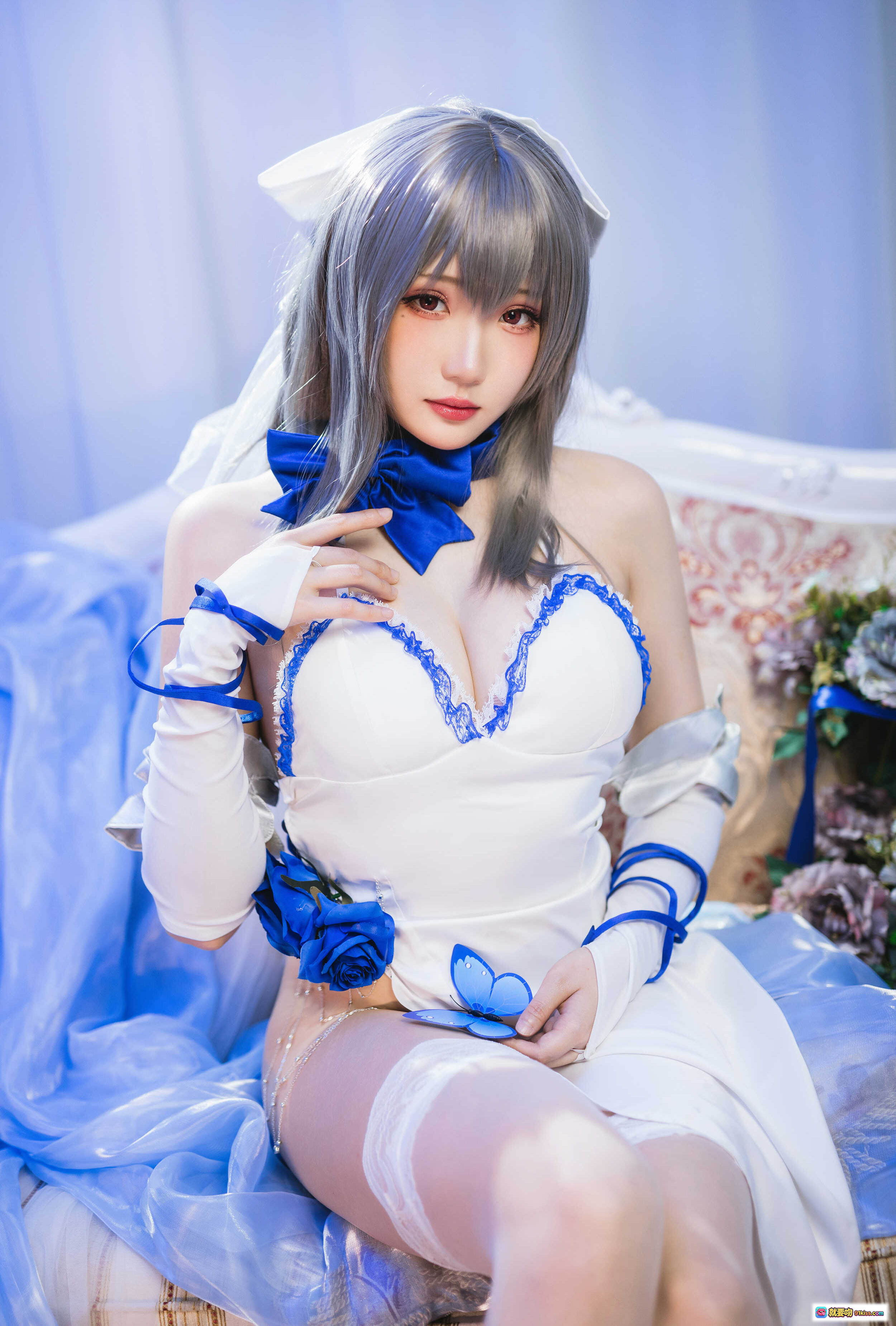 图片[7] - 瓜希酱NO.039路易九世礼服Cosplay写真｜蓝白婚纱风造型｜蕾丝长袜高跟鞋｜精致头纱蝴蝶结｜优雅坐姿摄影集 - 就要吻