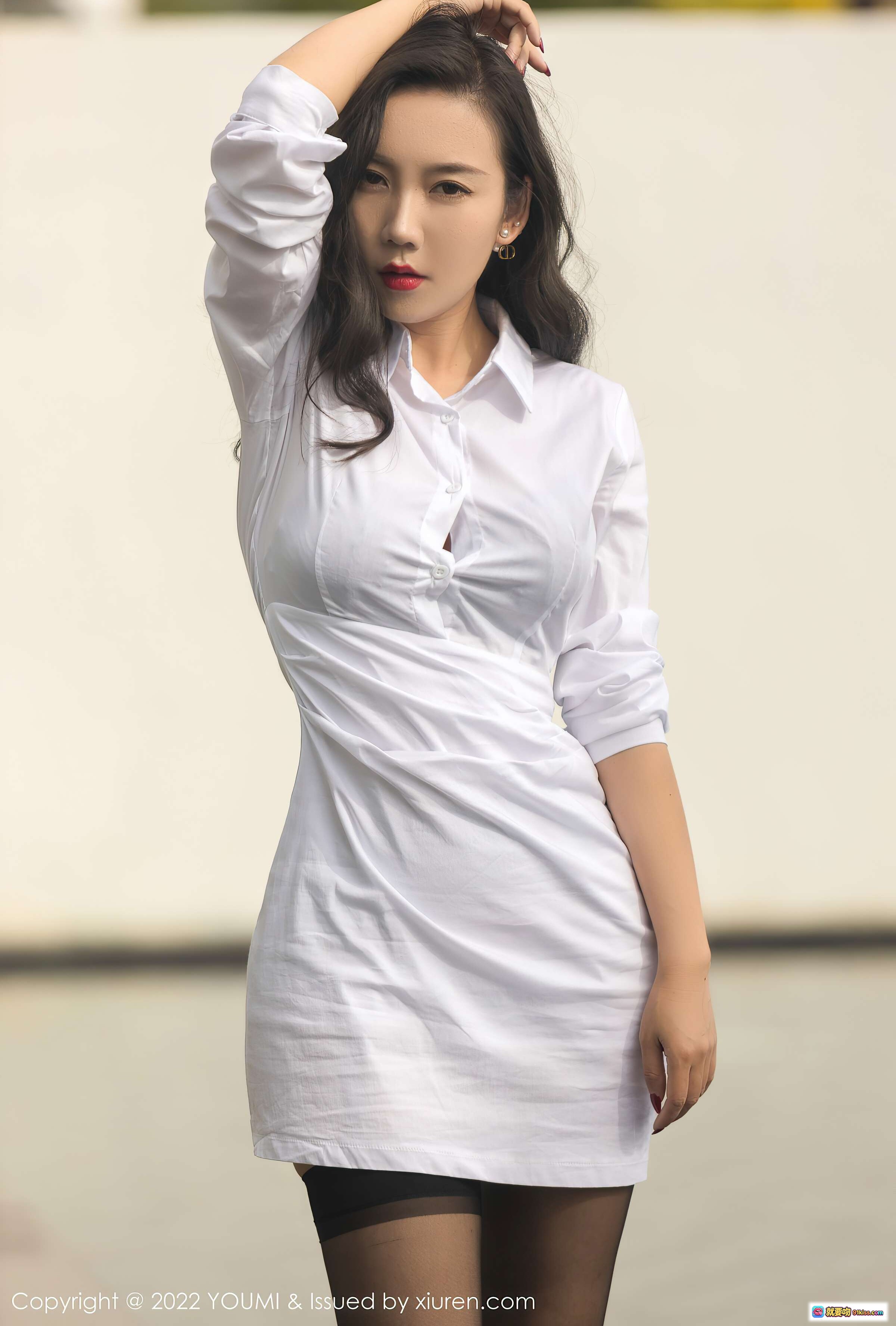 图片[2] - 艾静香黑丝美腿写真 | YouMi尤蜜荟2022.01.06 VOL.737 白裙高跟户外花丛性感优雅摄影 - 就要吻