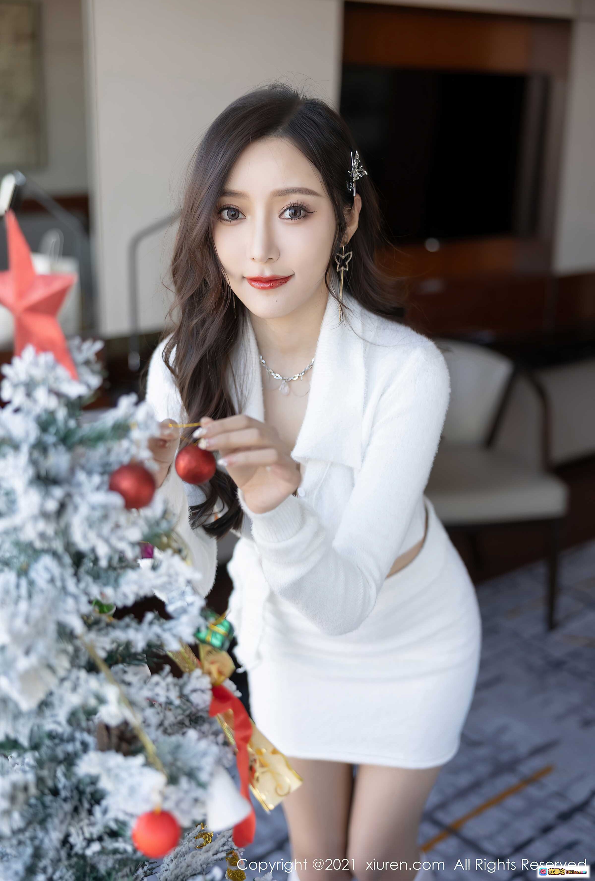 图片[5] - 王馨瑶yanni圣诞主题写真 白色针织套装+丝袜美腿+圣诞礼袋 室内温馨场景 优雅性感风格 - 就要吻