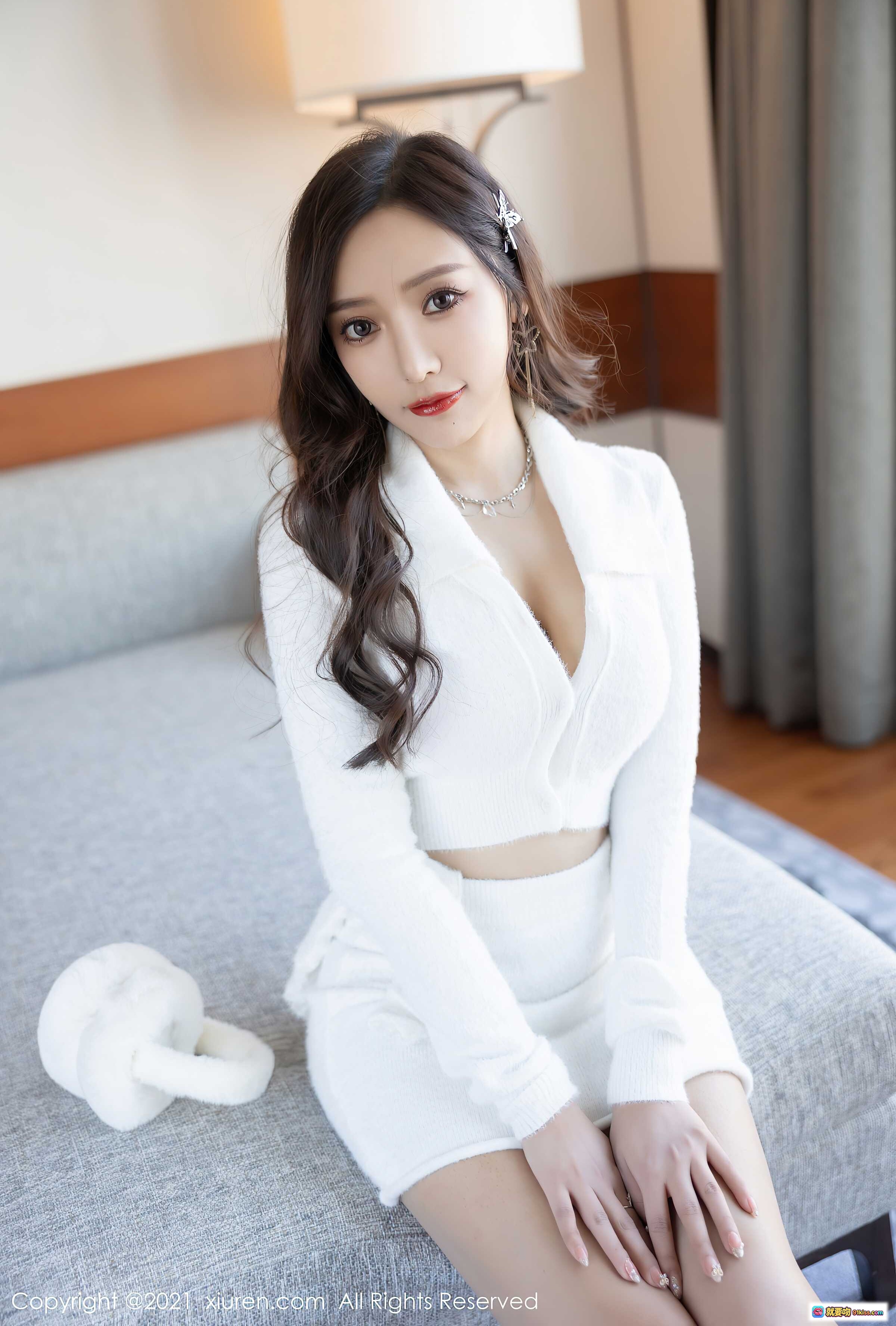 图片[4] - 王馨瑶yanni圣诞主题写真 白色针织套装+丝袜美腿+圣诞礼袋 室内温馨场景 优雅性感风格 - 就要吻