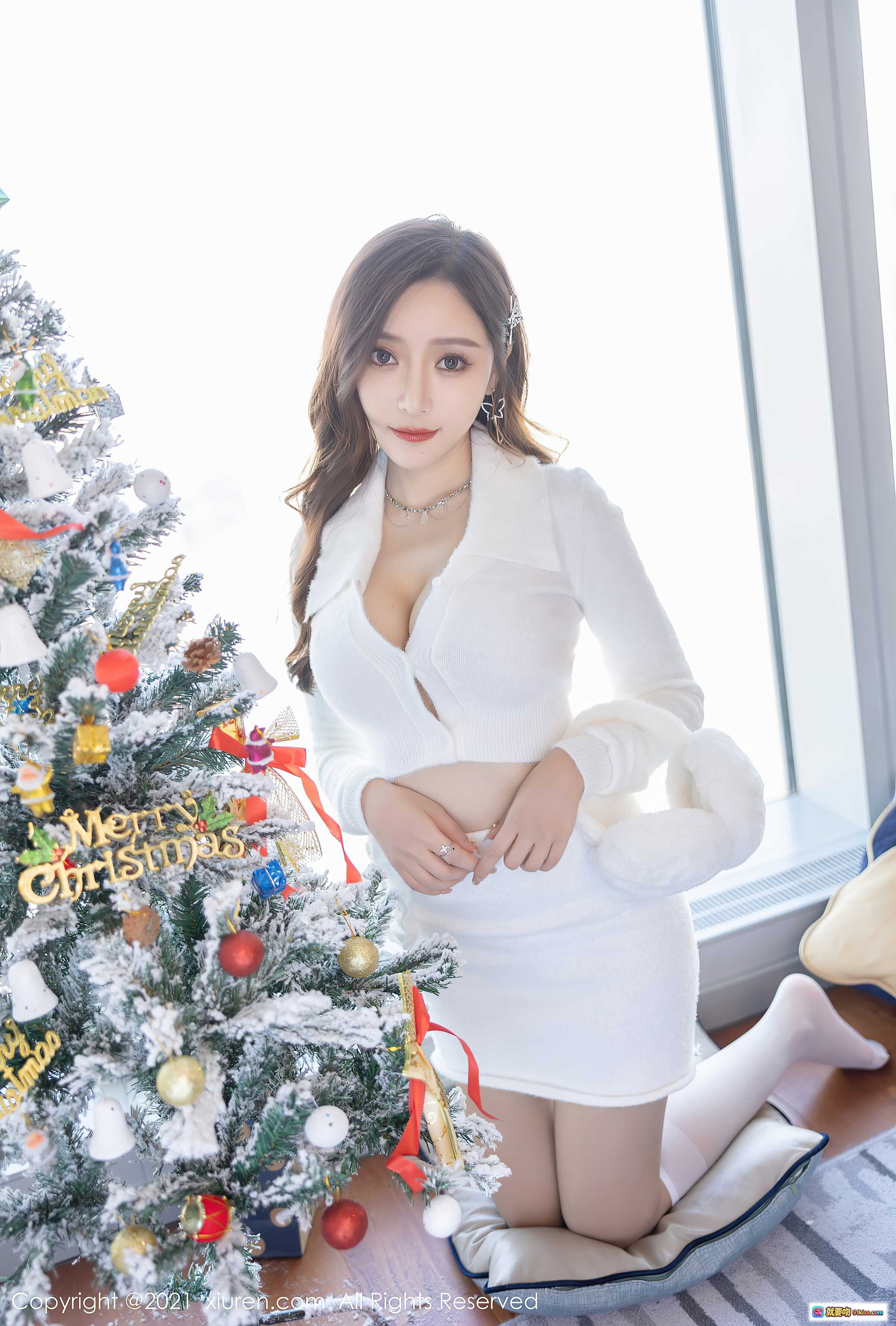 图片[9] - 王馨瑶yanni圣诞主题写真 白色针织套装+丝袜美腿+圣诞礼袋 室内温馨场景 优雅性感风格 - 就要吻