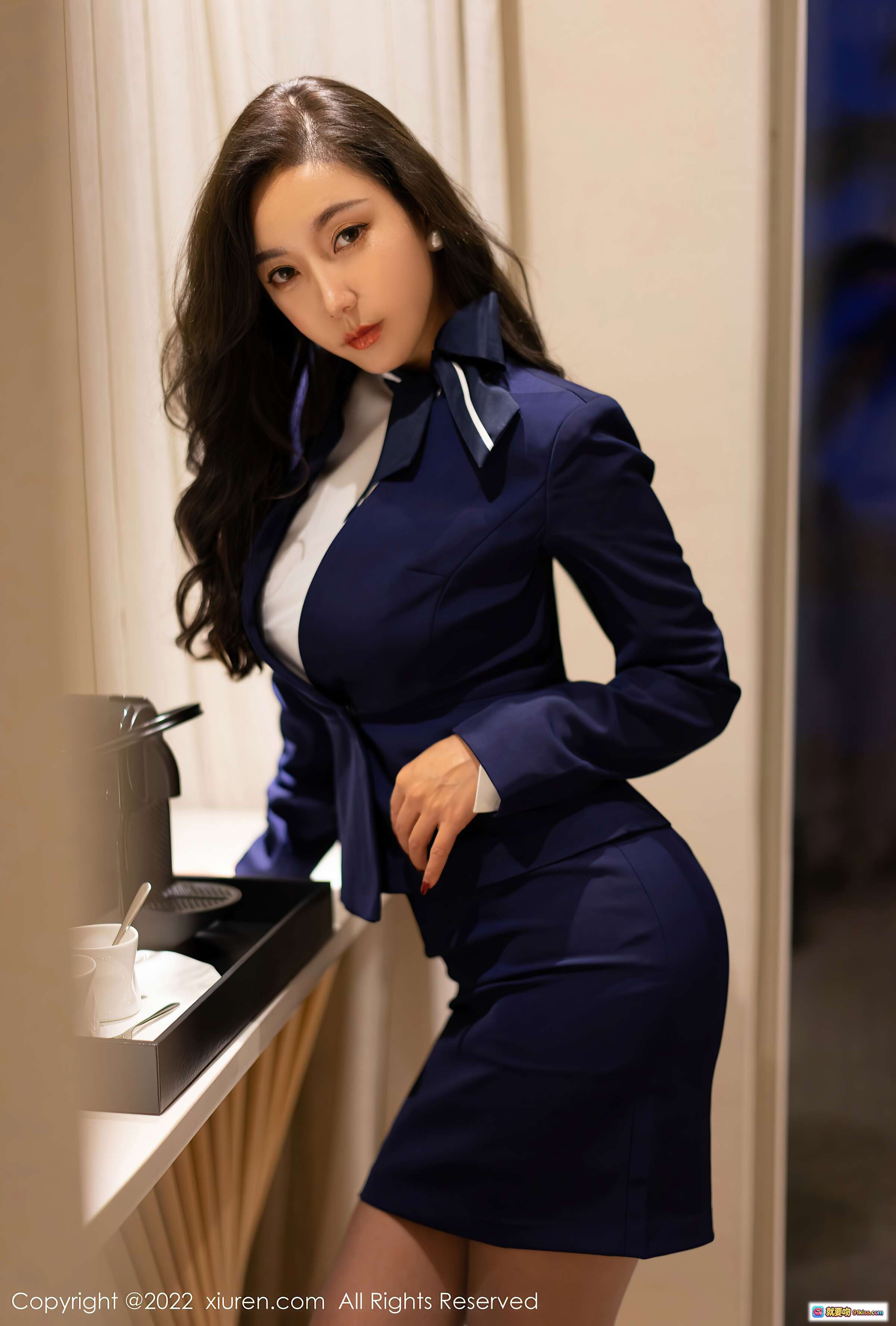 图片[2] - 艾静香三亚旅拍写真 | 深蓝职业套装优雅女神 | 咖啡时光性感侧颜 | XiuRen秀人网NO.4478高清美图 - 就要吻